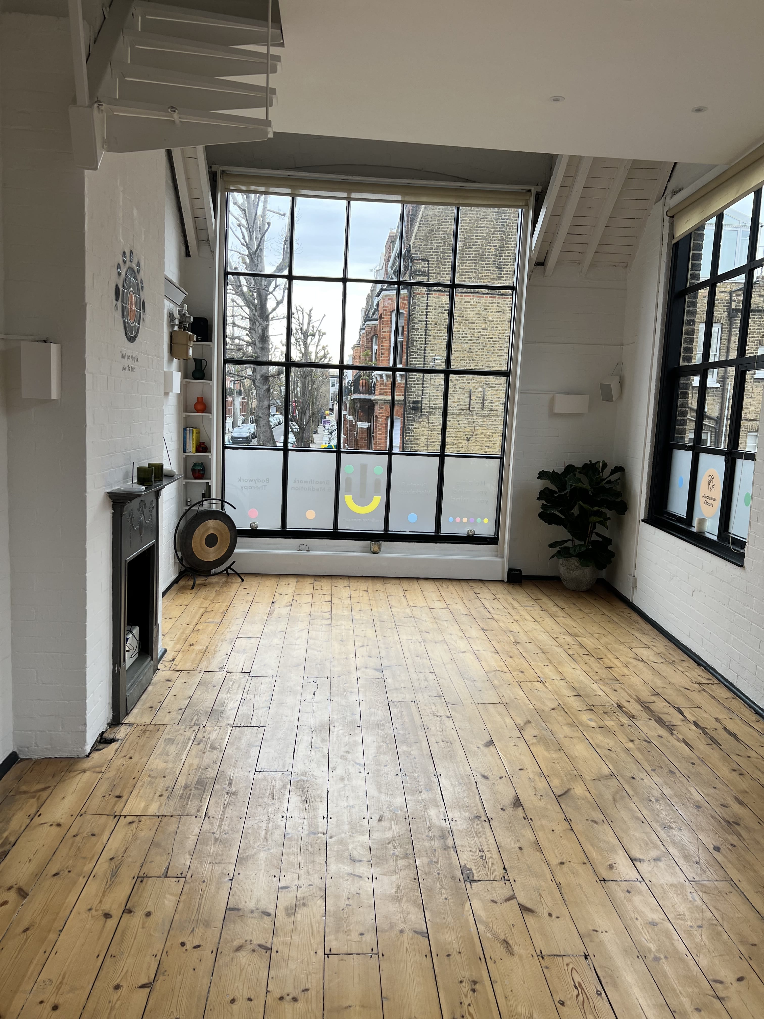 Natural Light-filled Studio in Grade II Listing Building  4