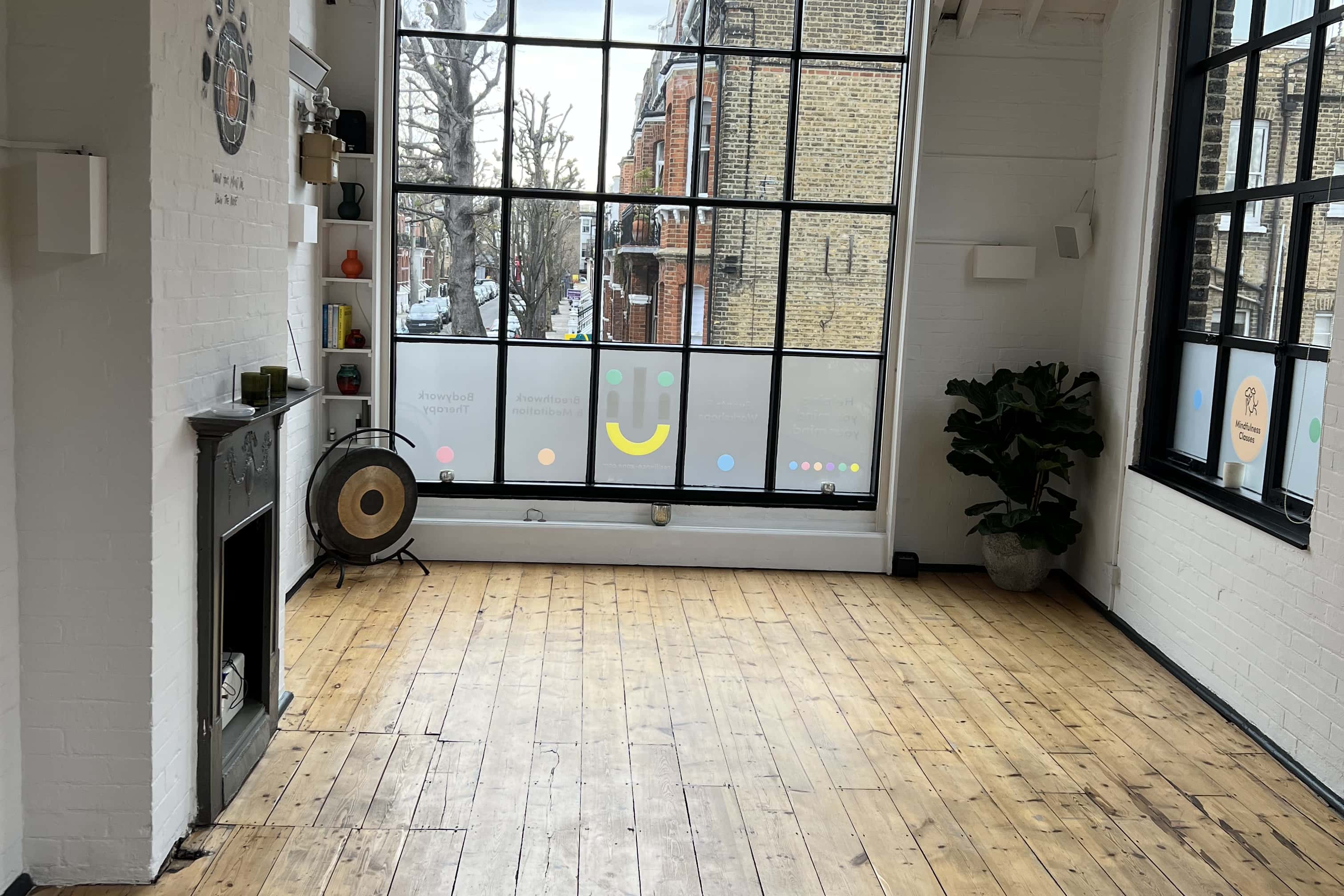 Natural Light-filled Studio in Grade II Listing Building 4