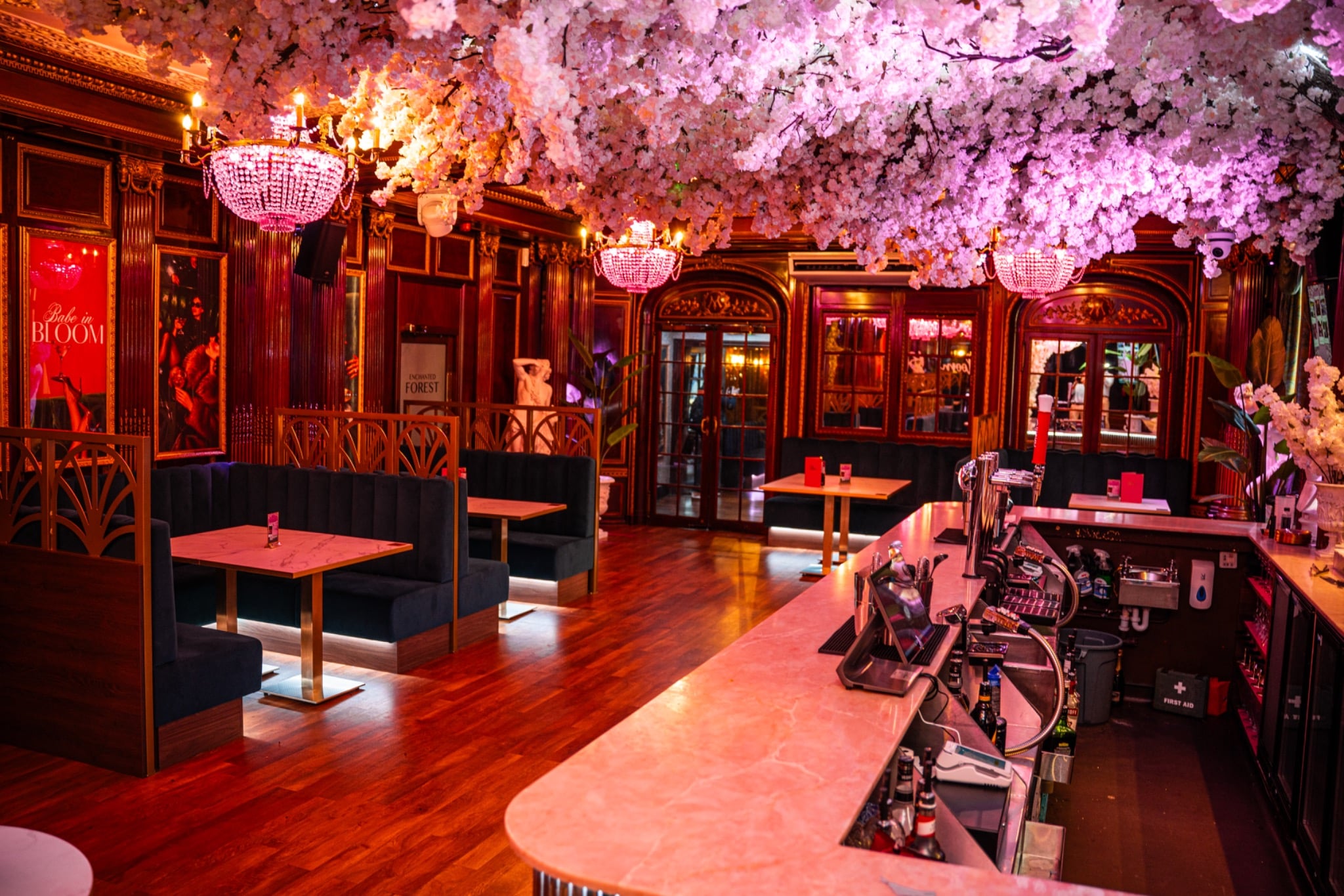 Cocktail lounge – photo 4 of 4