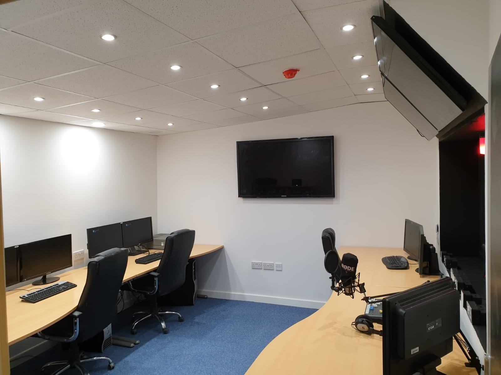 TV Studio / Photographic Studio (1000 Sq.ft) 4