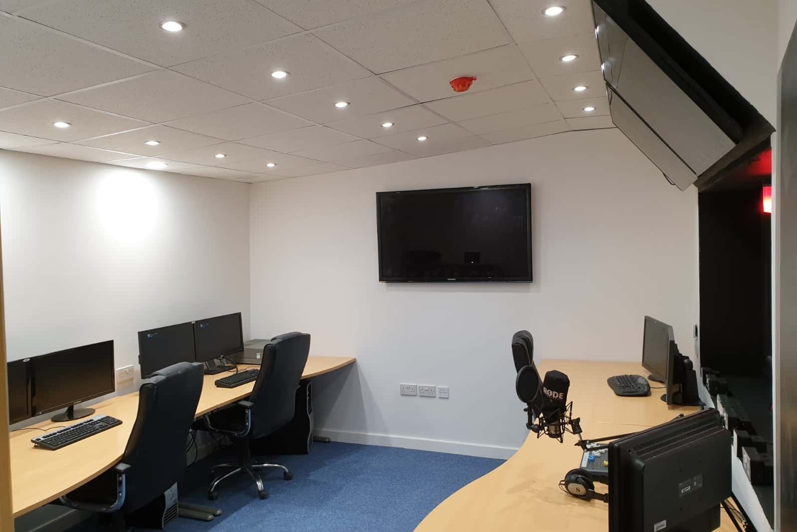 TV Studio / Photographic Studio (1000 Sq.ft) 4