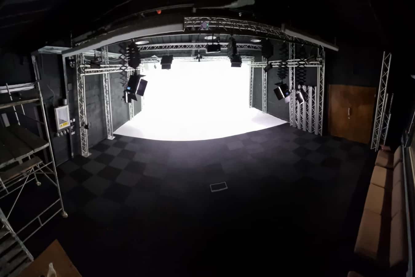 TV Studio / Photographic Studio (1000 Sq.ft) 11