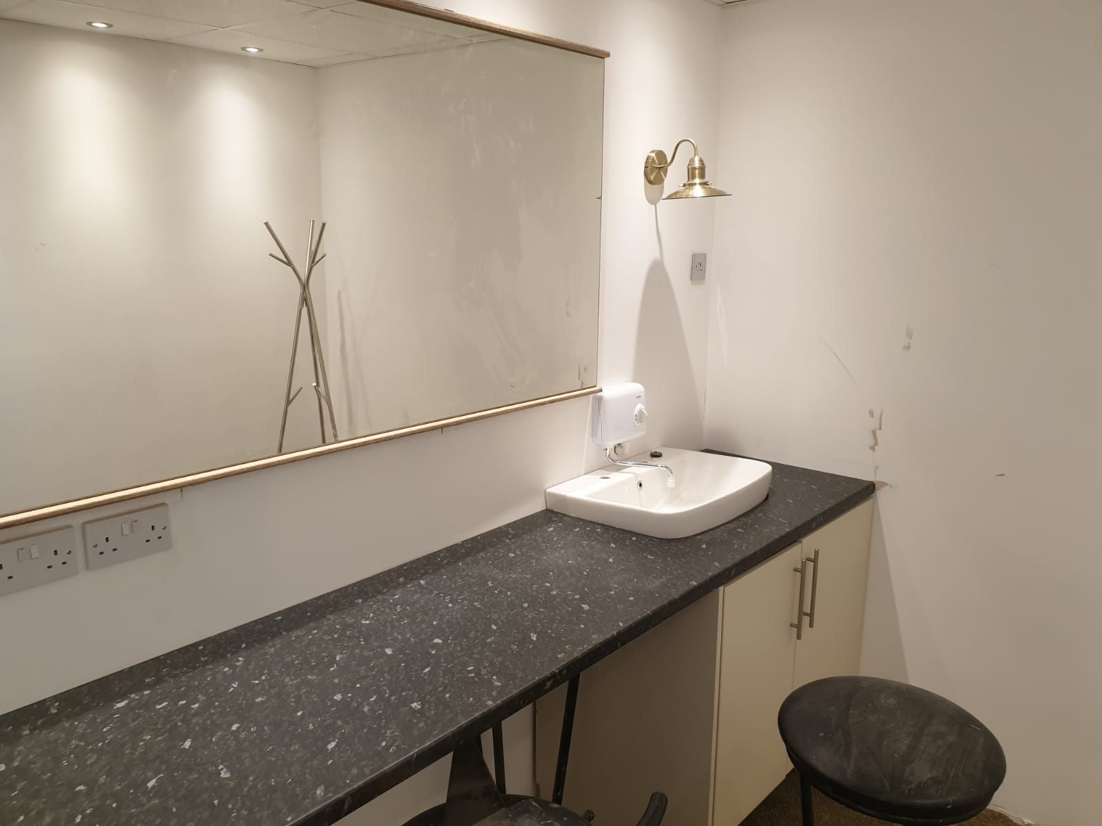 TV Studio / Photographic Studio (1000 Sq.ft) 5