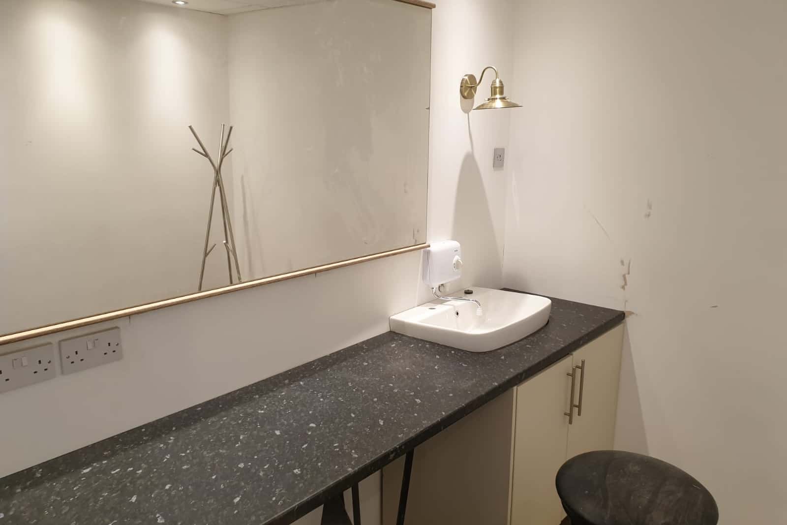 TV Studio / Photographic Studio (1000 Sq.ft) 5