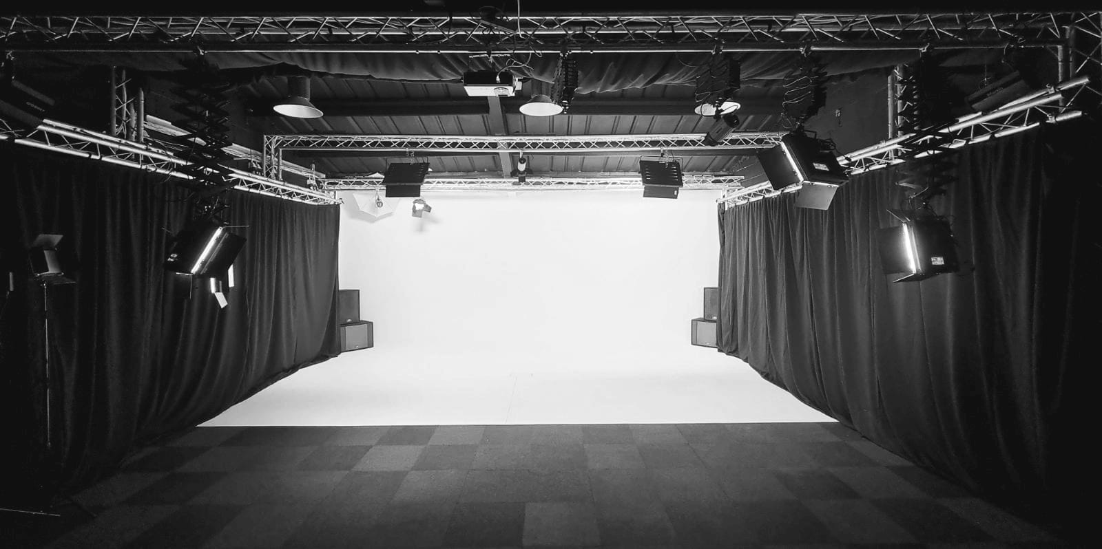 TV Studio / Photographic Studio (1000 Sq.ft) 2
