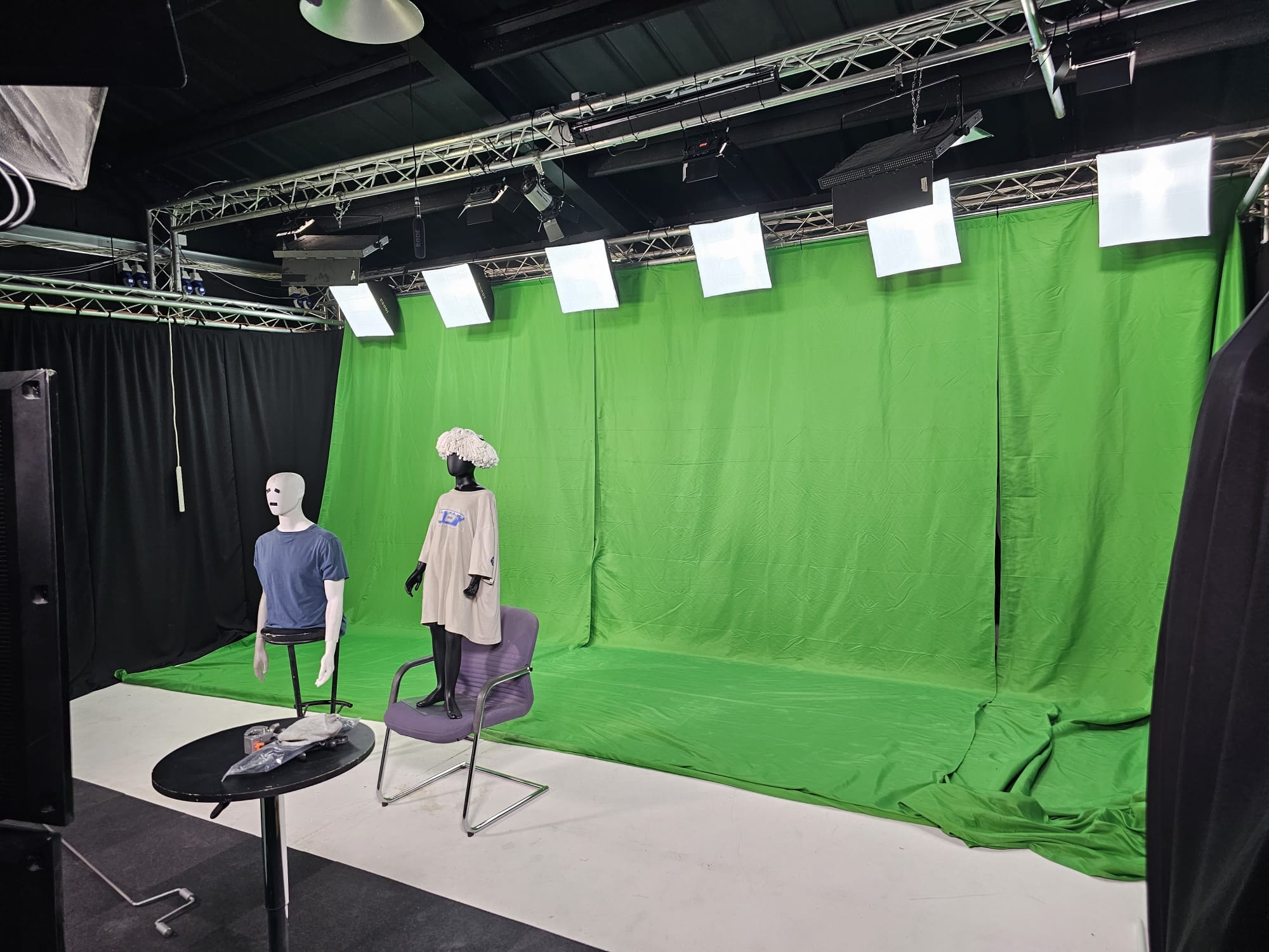 TV Studio / Photographic Studio (1000 Sq.ft) 10
