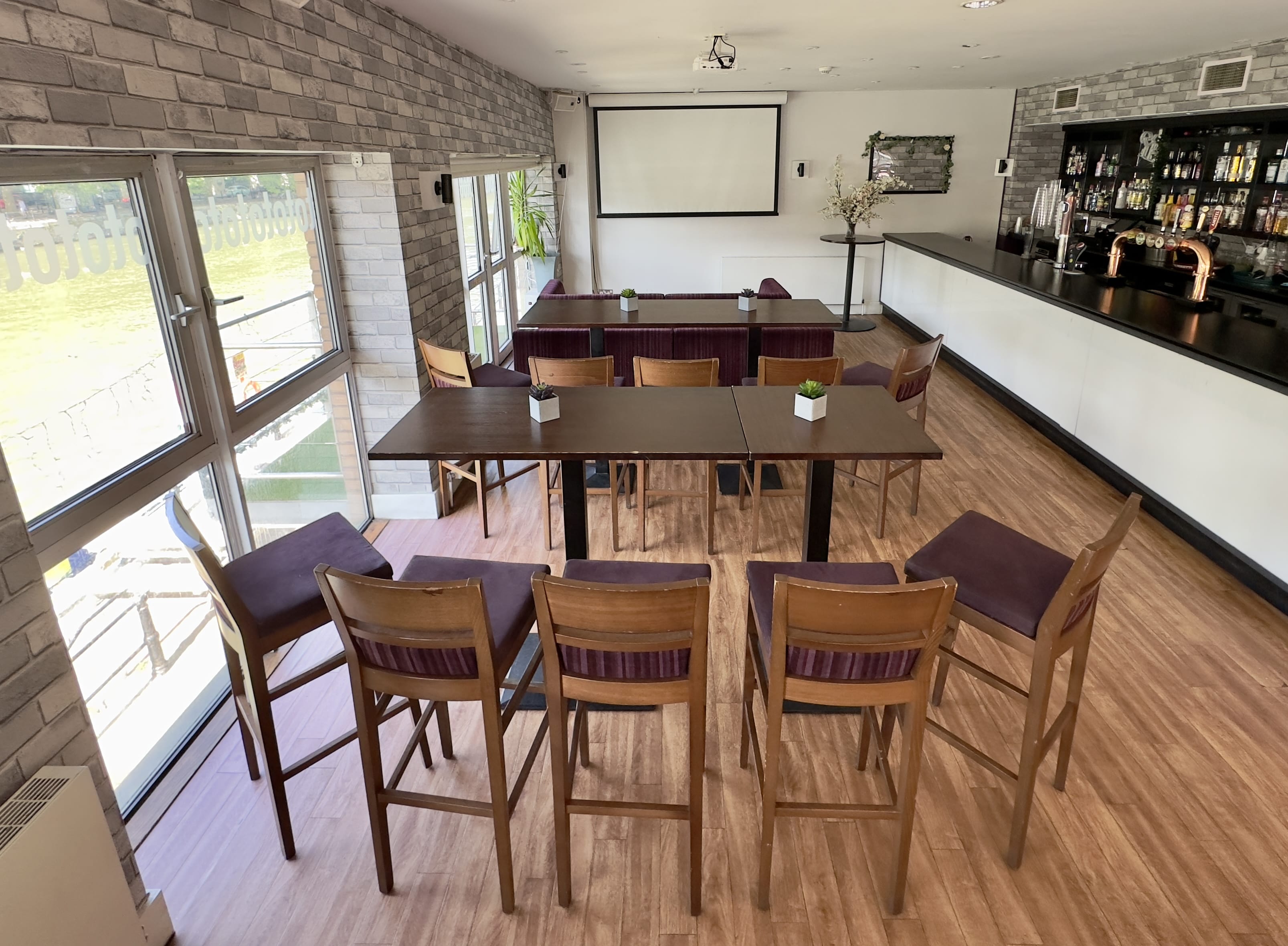 Meetings In The Lounge Bar 1