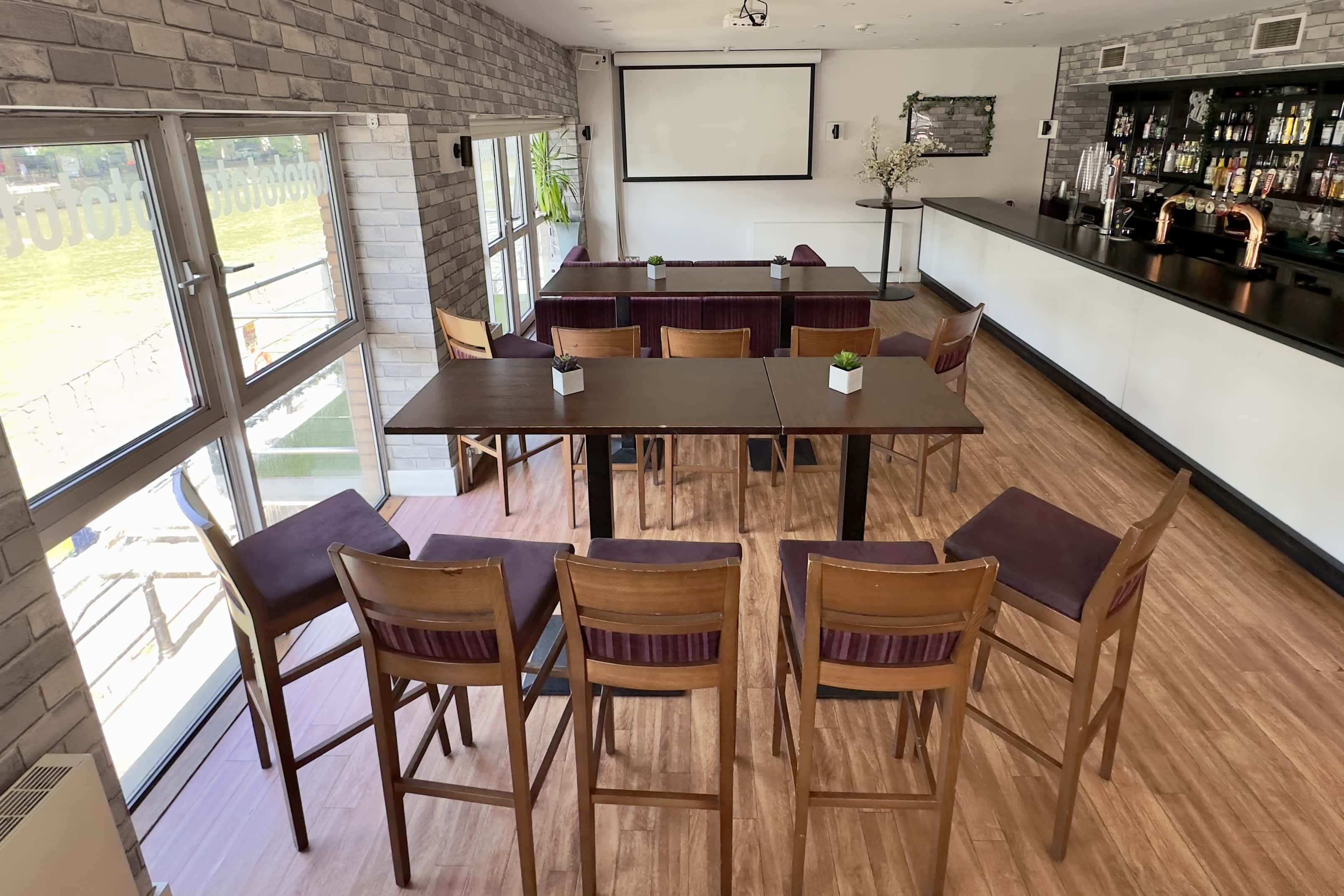 Meetings In The Lounge Bar 1