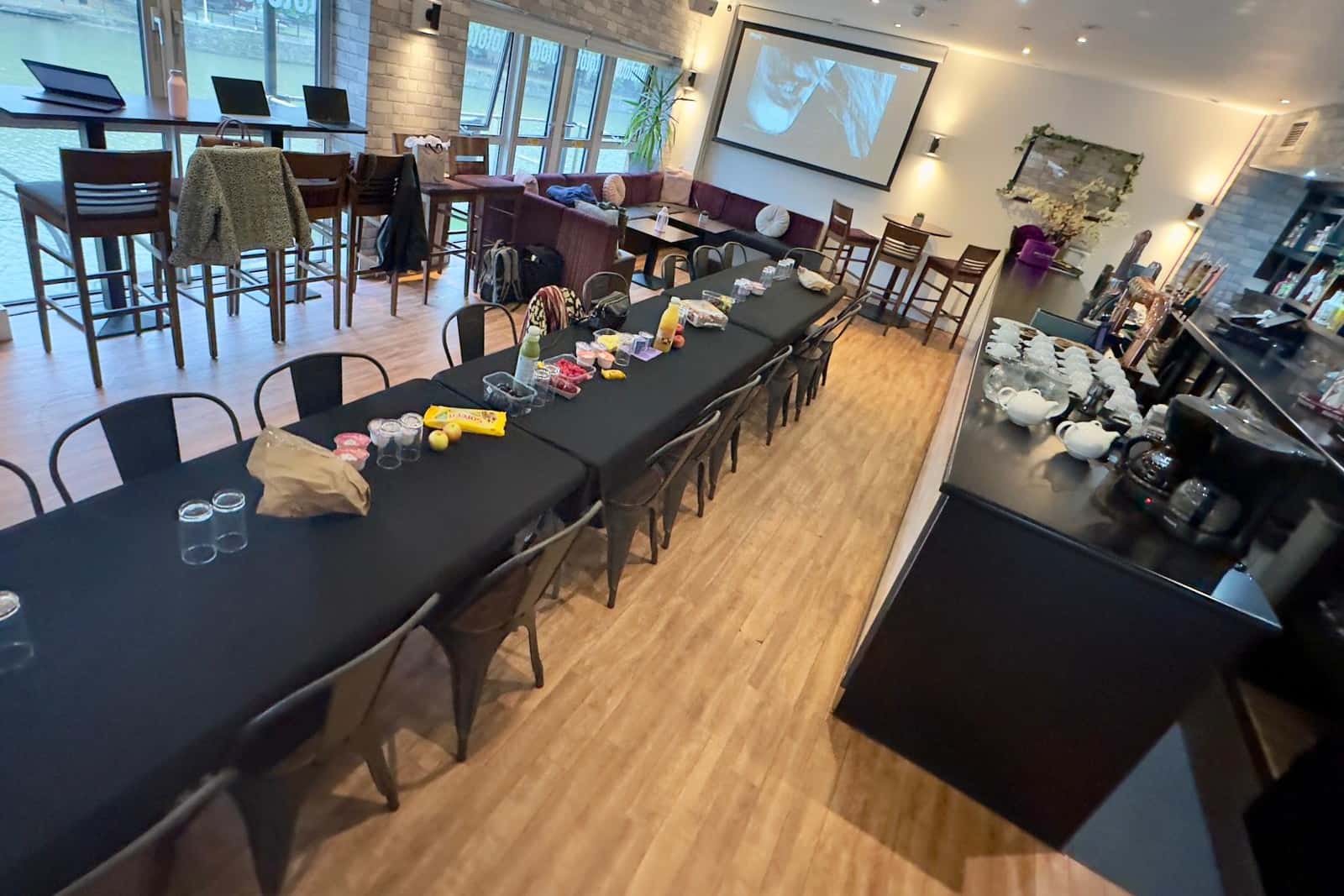 Meetings In The Lounge Bar 4