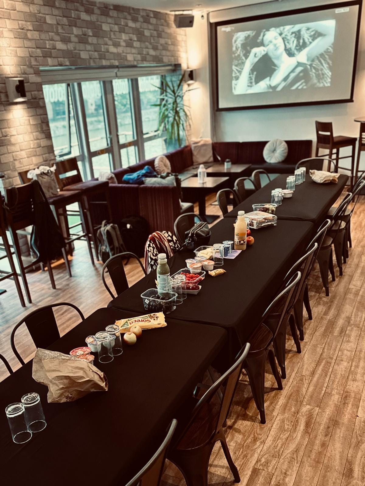 Meetings In The Lounge Bar 5