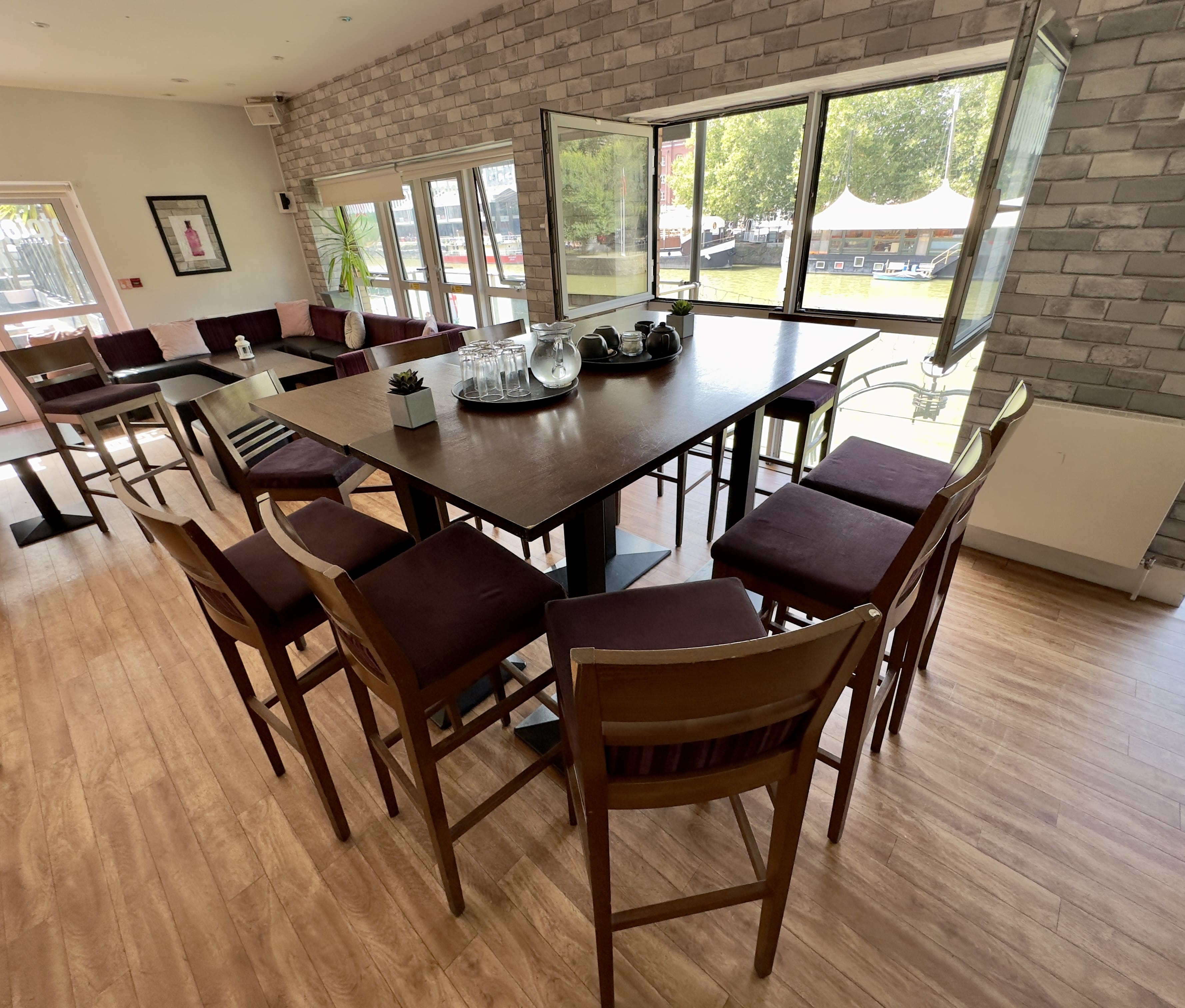 Meetings In The Lounge Bar 2