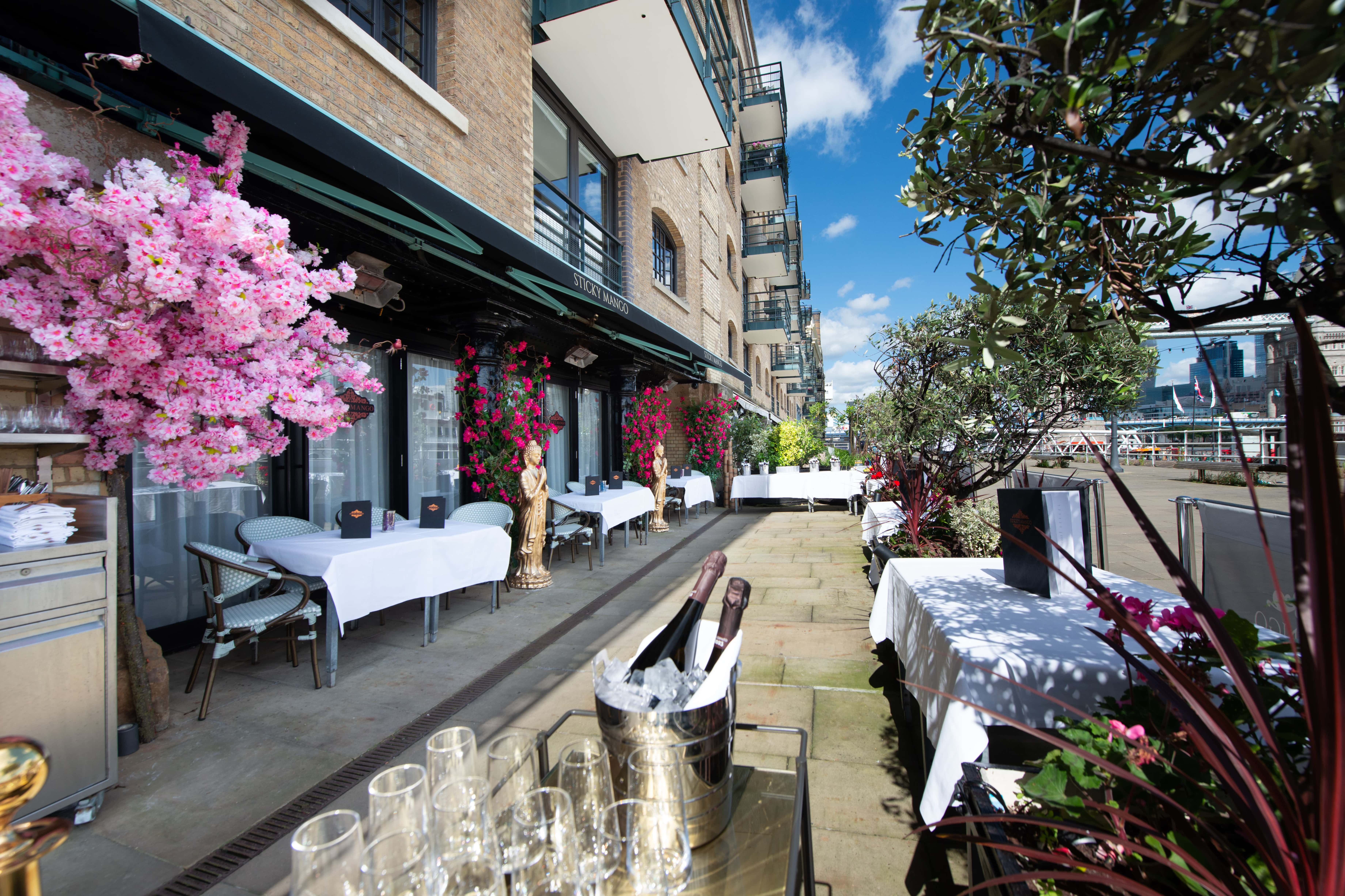 Outdoor Standing Reception 3D tour