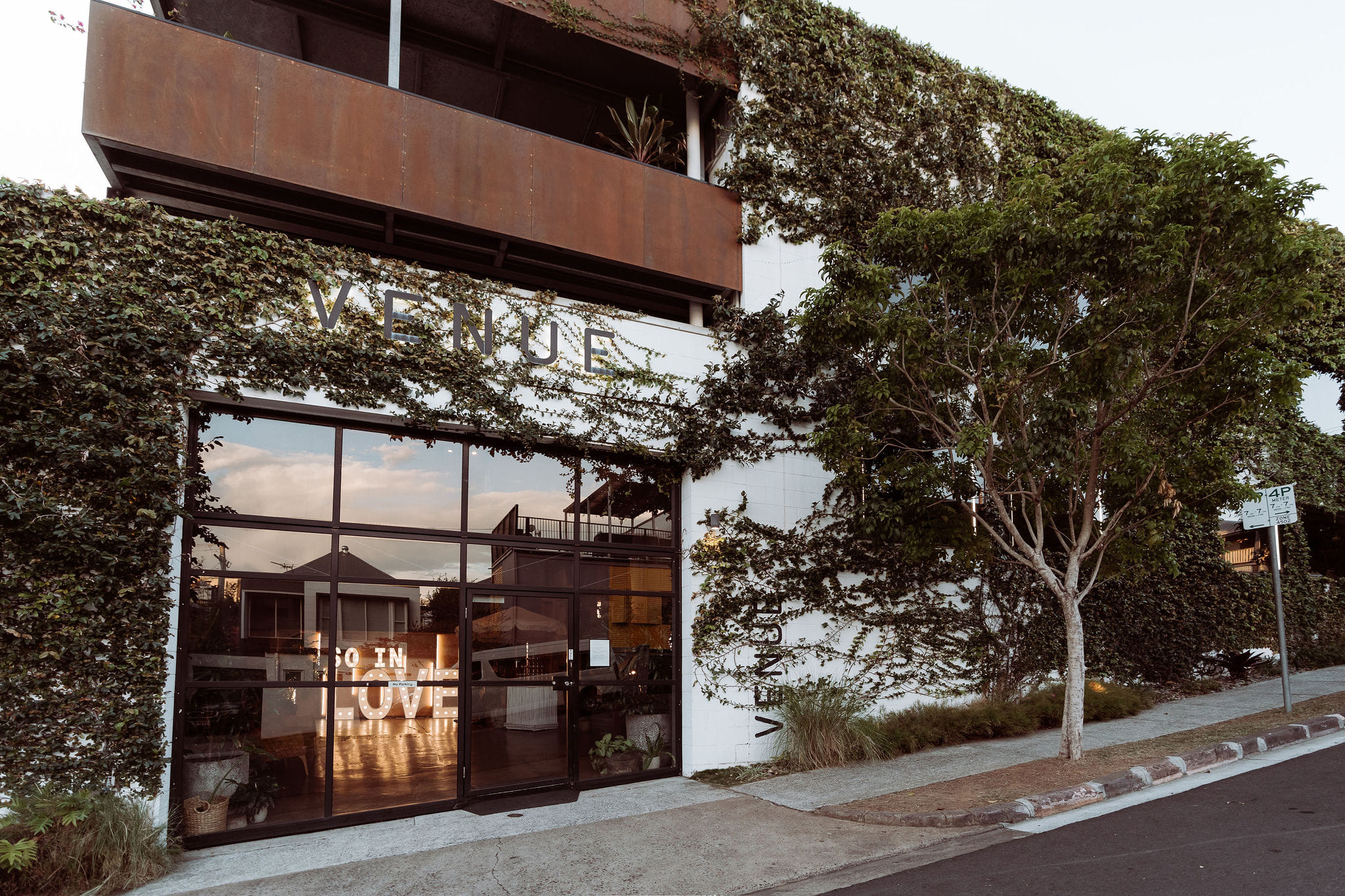 Bar Lounge & Outdoor Terrace 3