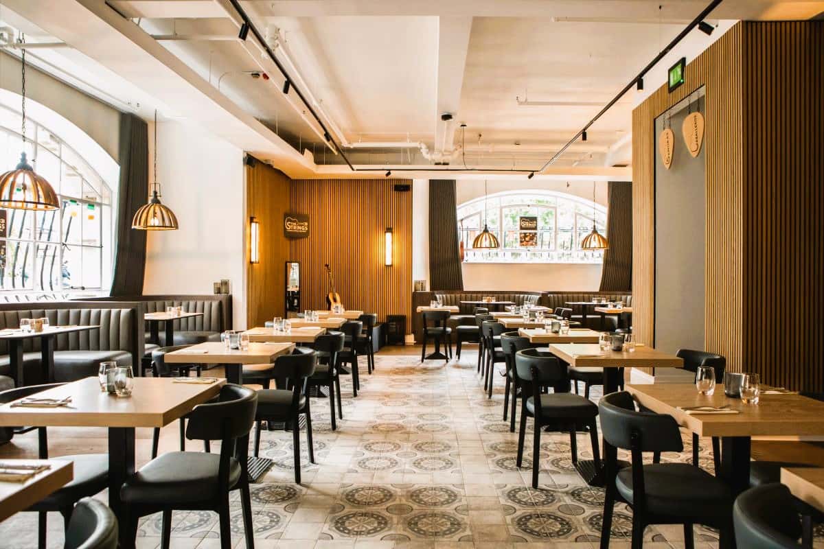 Whole venue Strings Restaurant 0