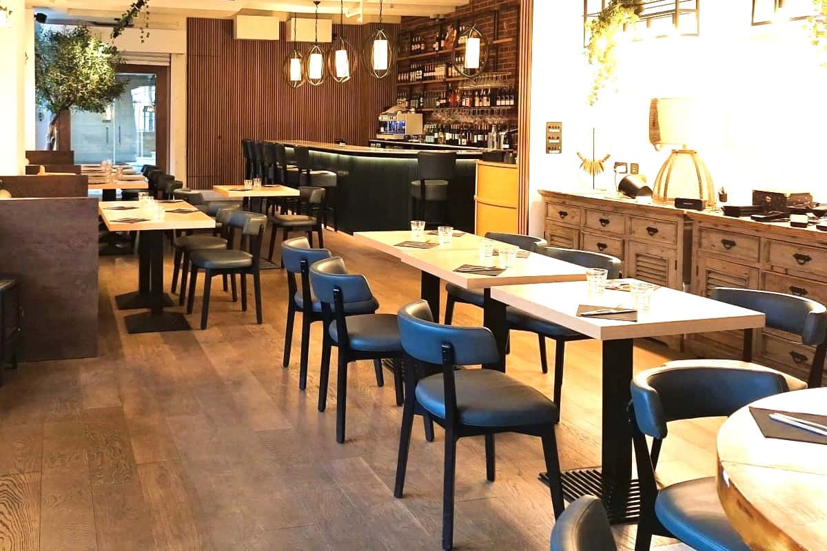 Whole venue Strings Restaurant 11