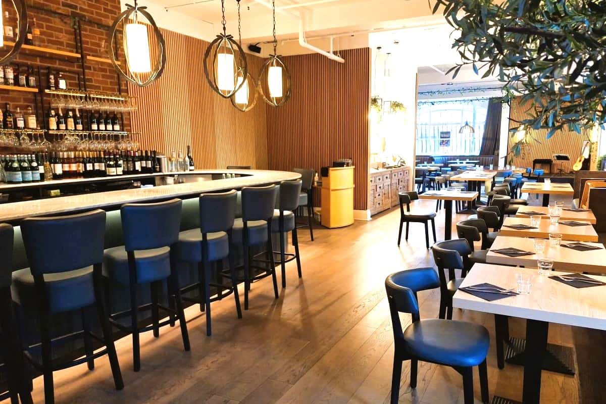 Whole venue Strings Restaurant 6