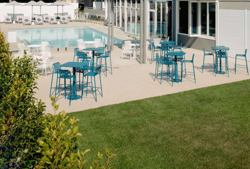 Poolside East & West 3D tour