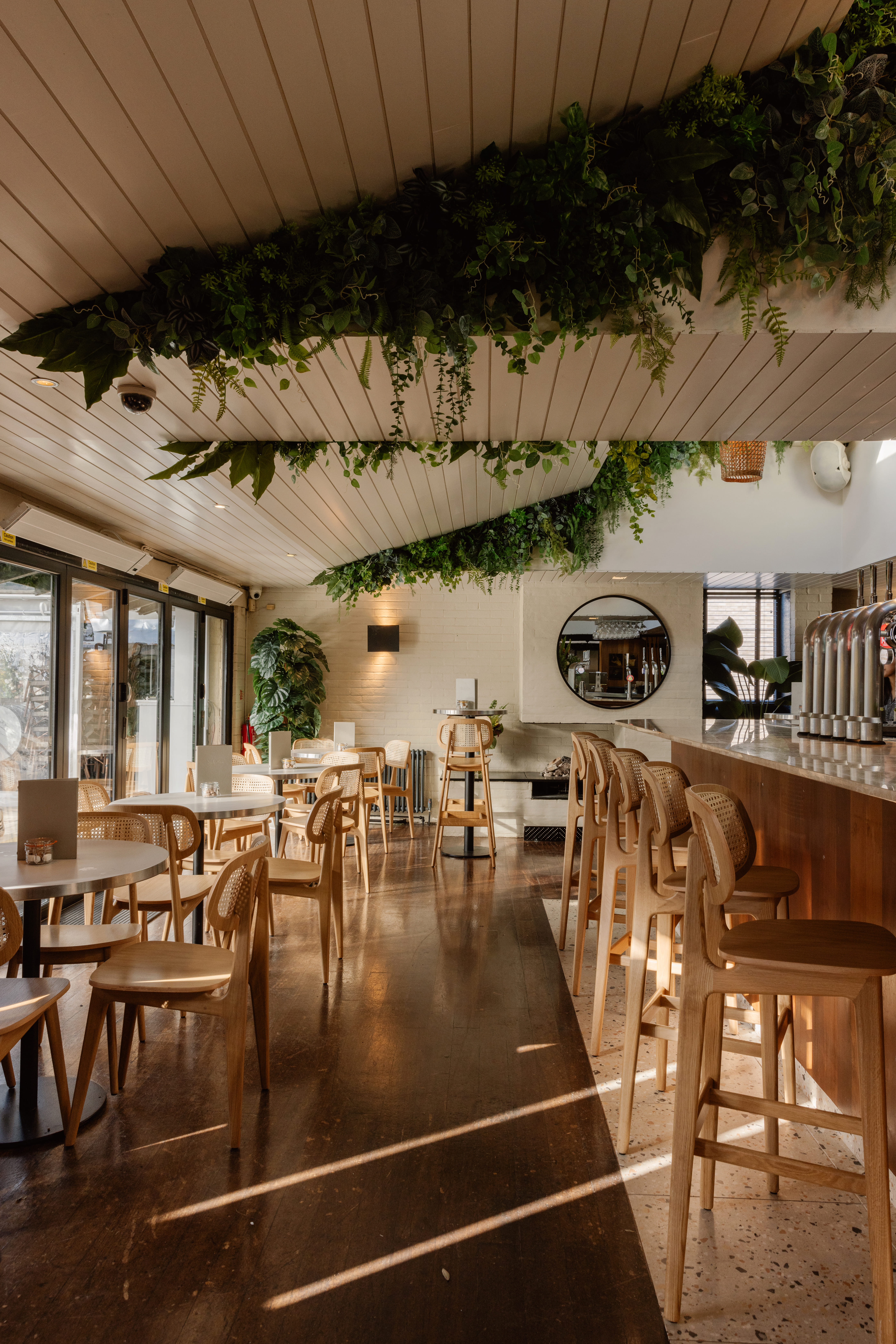 Vibrant Bar Area for Casual Gatherings: Up to 40 Guests 3