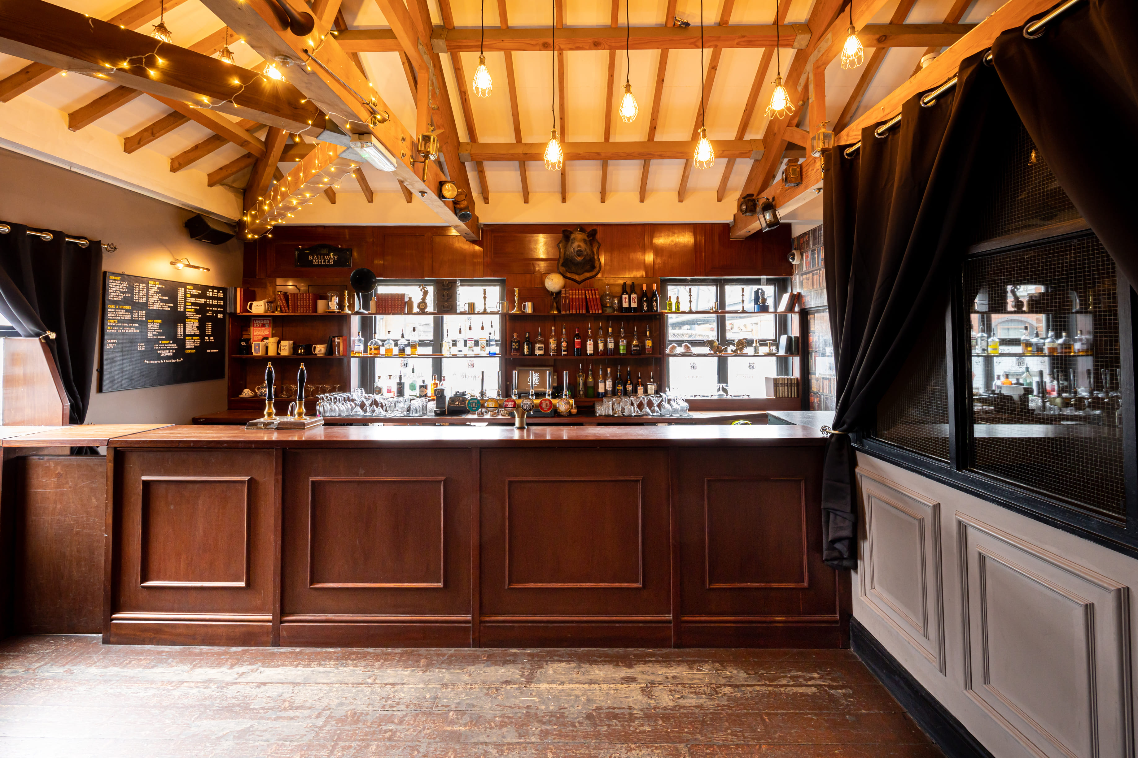 Attic Ballroom & Study Bar 10