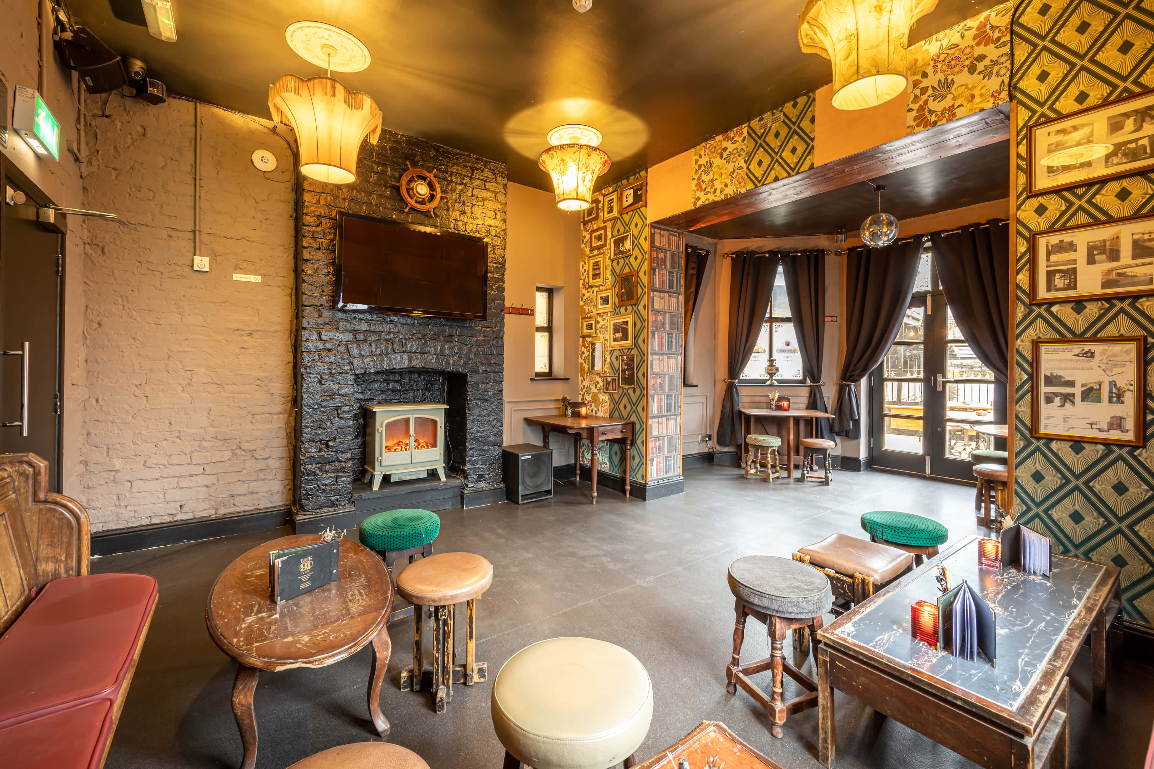 Lounge Bar & Canal-side Terrace 3