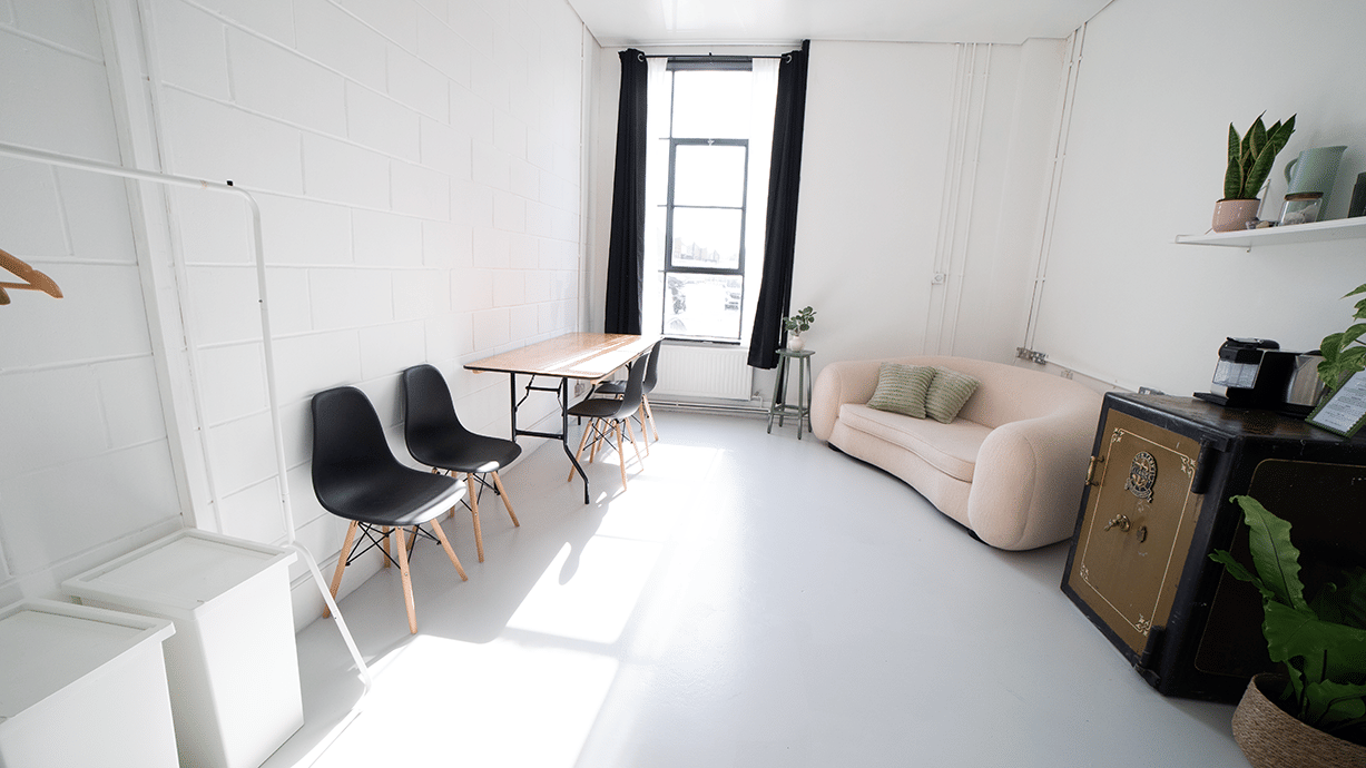 Klatch Studio: Bijou Room 7