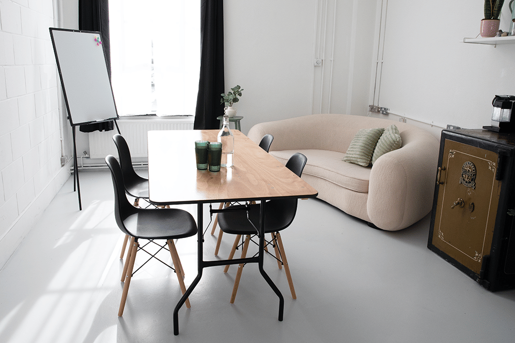 Klatch Studio: Bijou Room 9