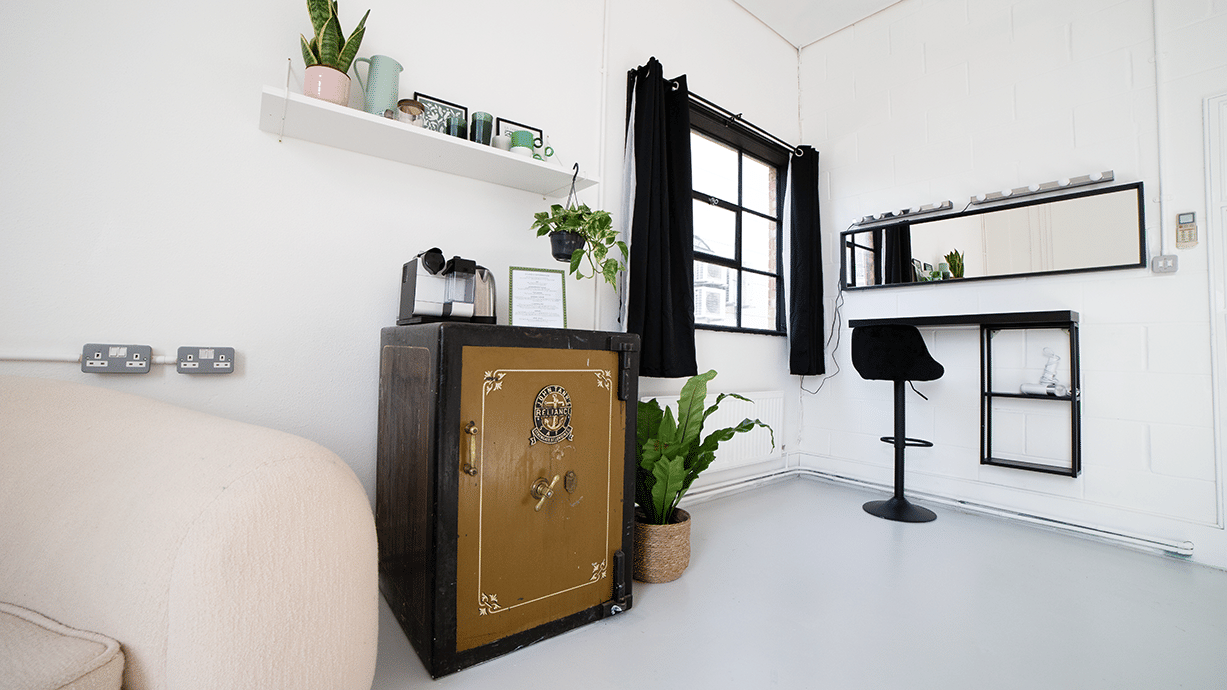 Klatch Studio: Bijou Room 5