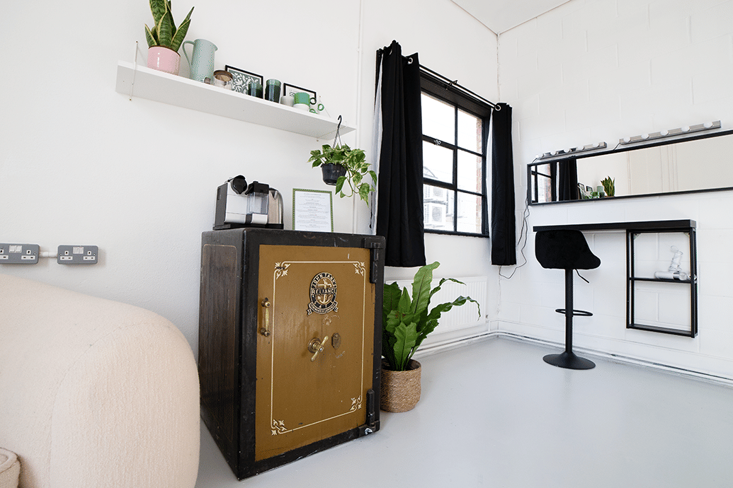 Klatch Studio: Bijou Room 5