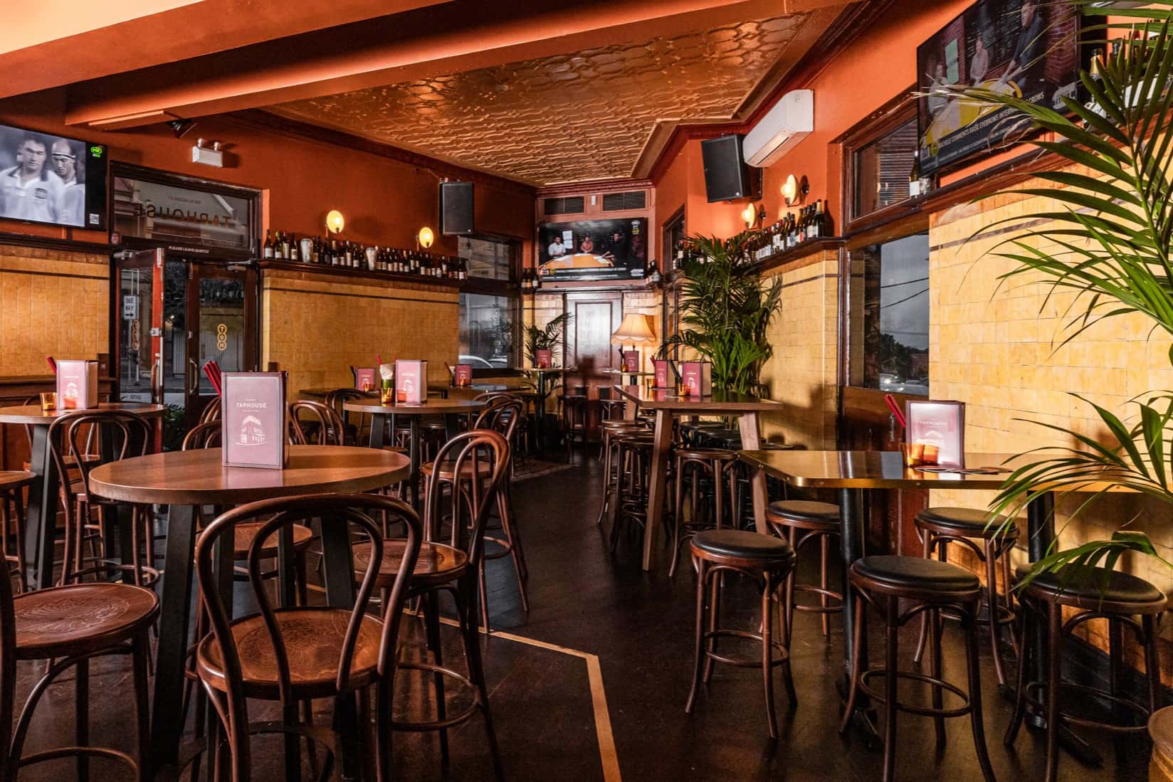 Public Bar (Semi-Exclusive) 3D tour