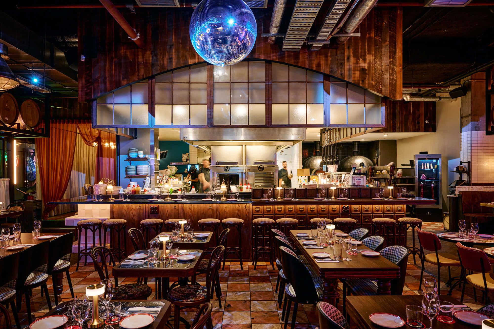 Louey’s Kitchen & Bar 3