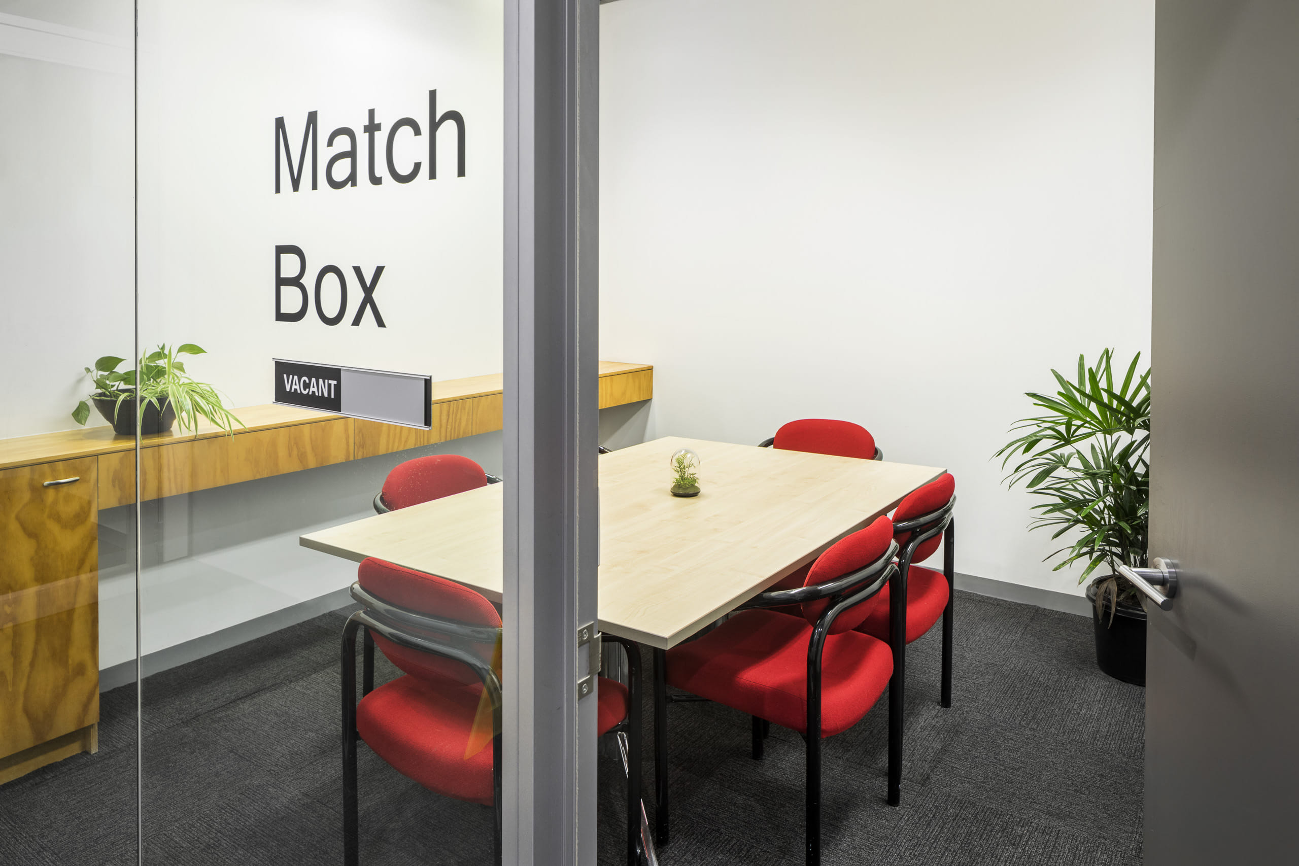 Match Box I 6 Person Meeting Room 