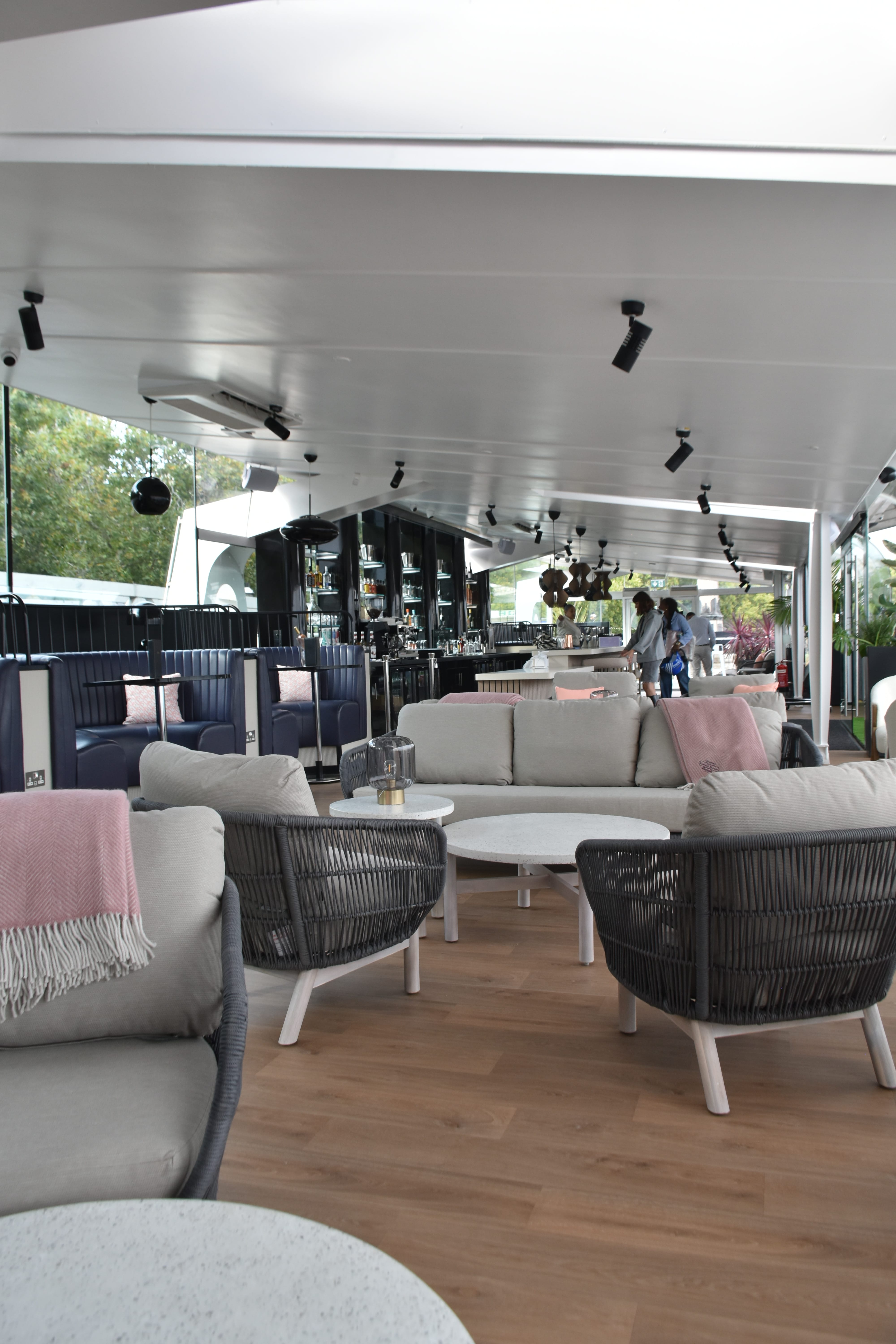 Clipper Lounge EMB 6