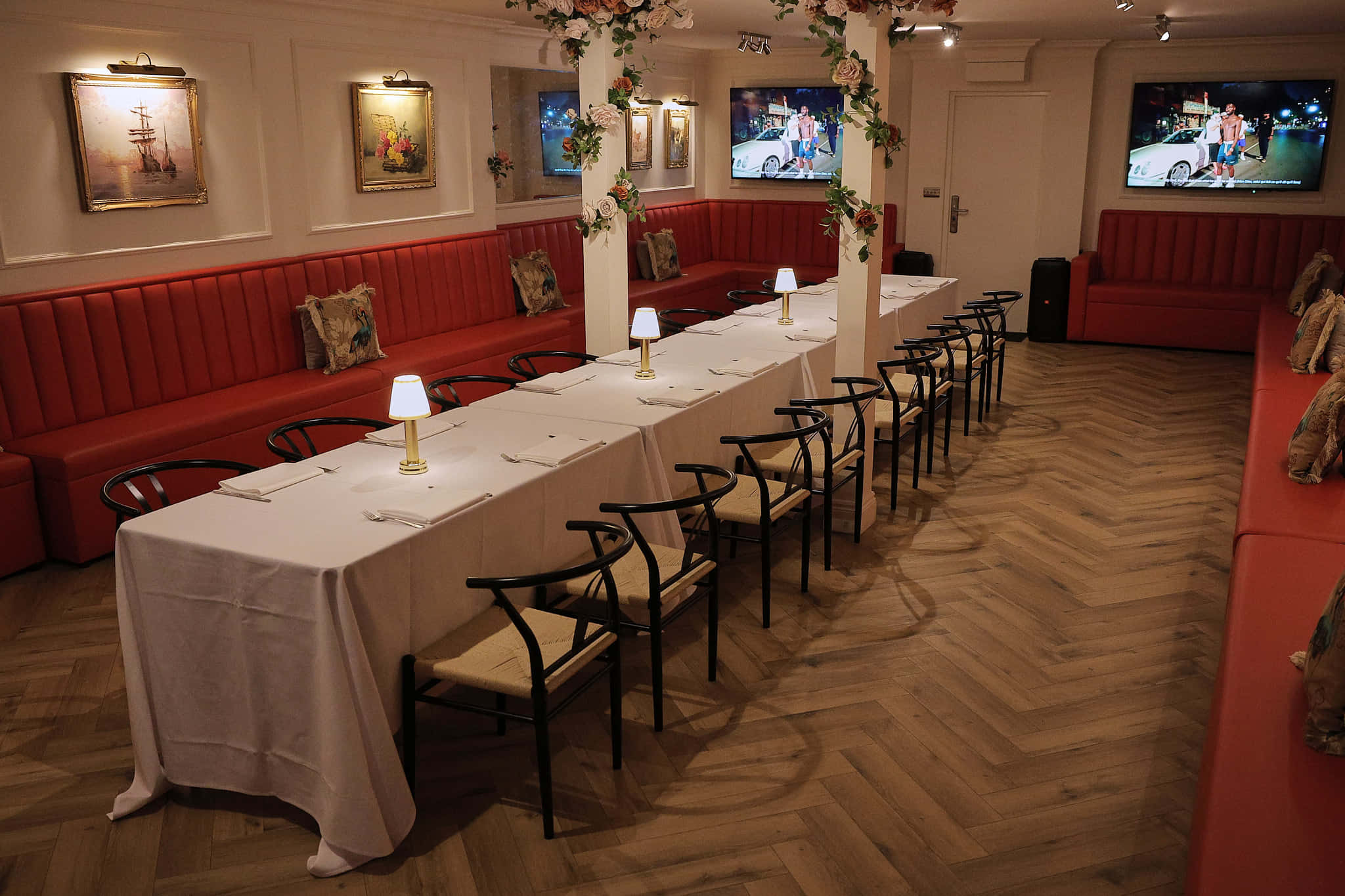 The Hideaway Orange Room 4