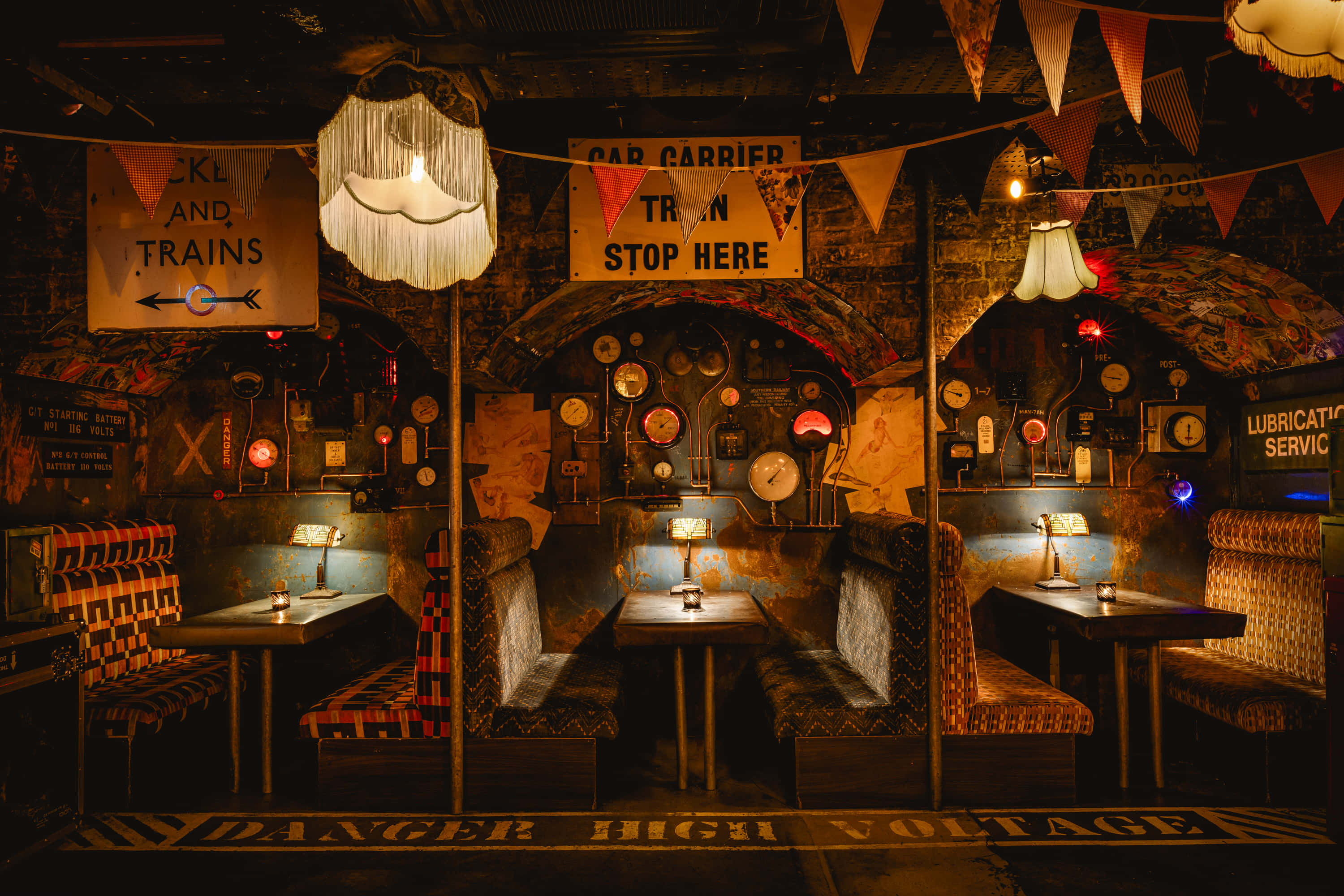 The Underground : North & Southbound Platforms 17