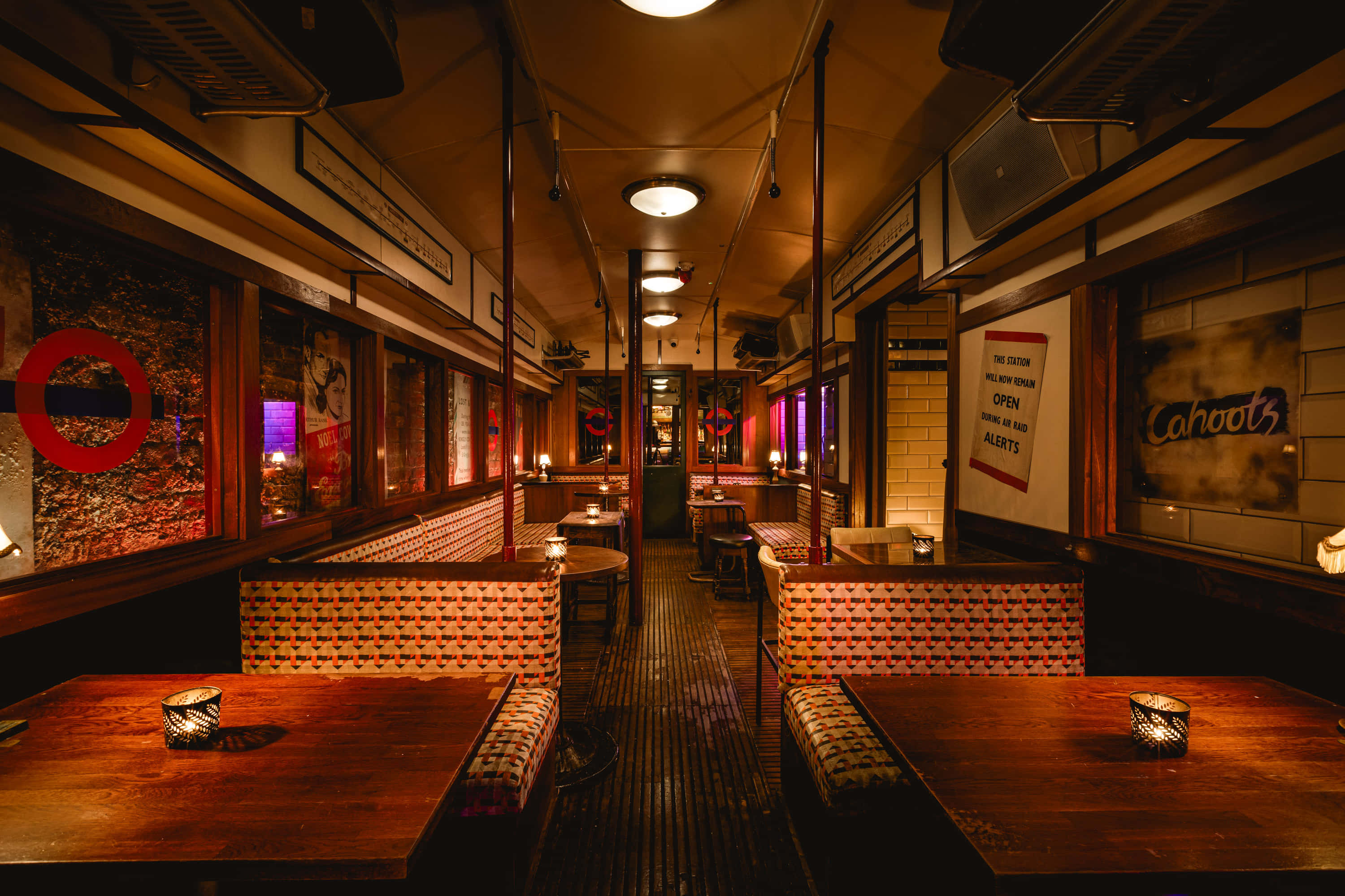 The Underground : North & Southbound Platforms 7