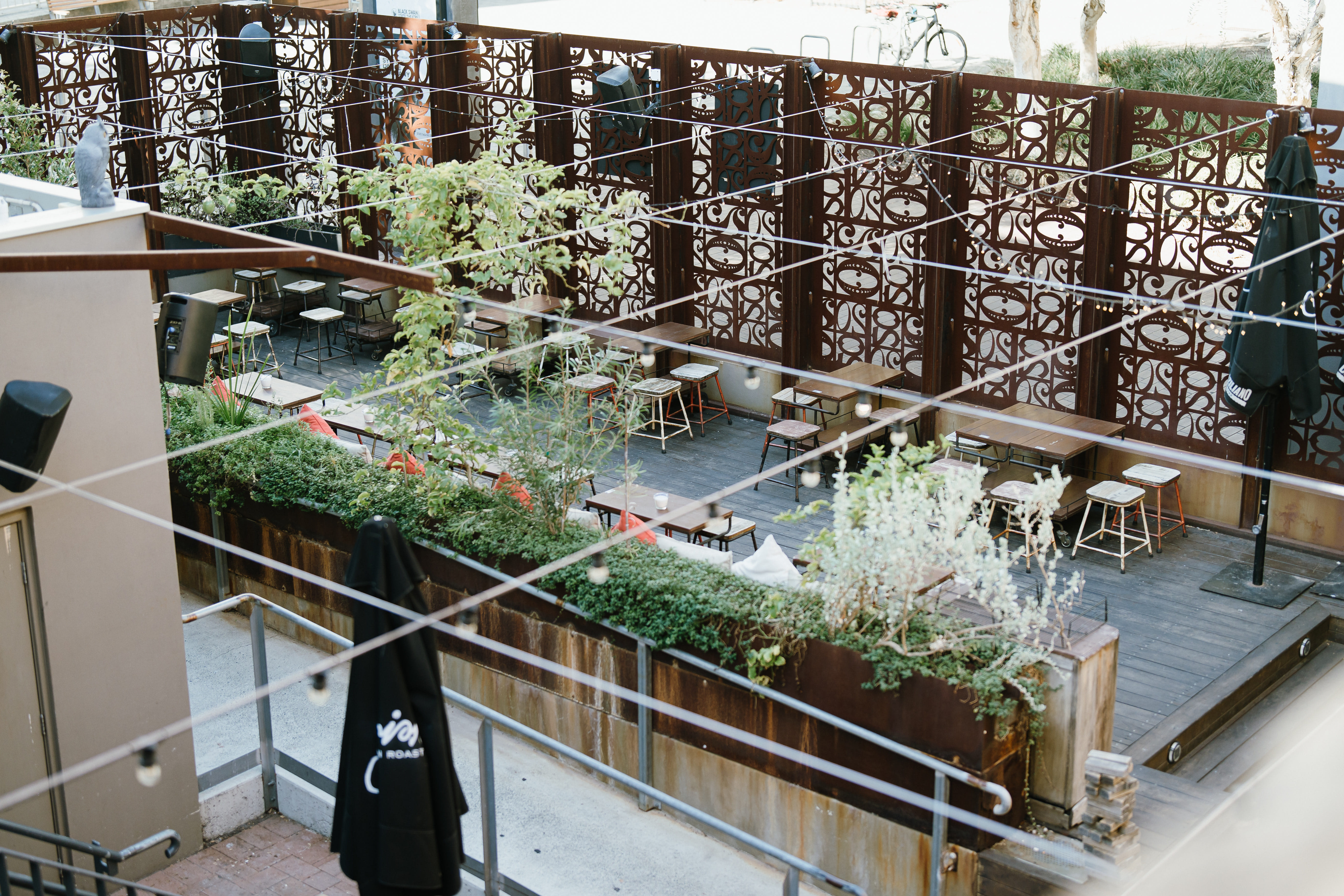 Main Bar / The Deck / Courtyard 5