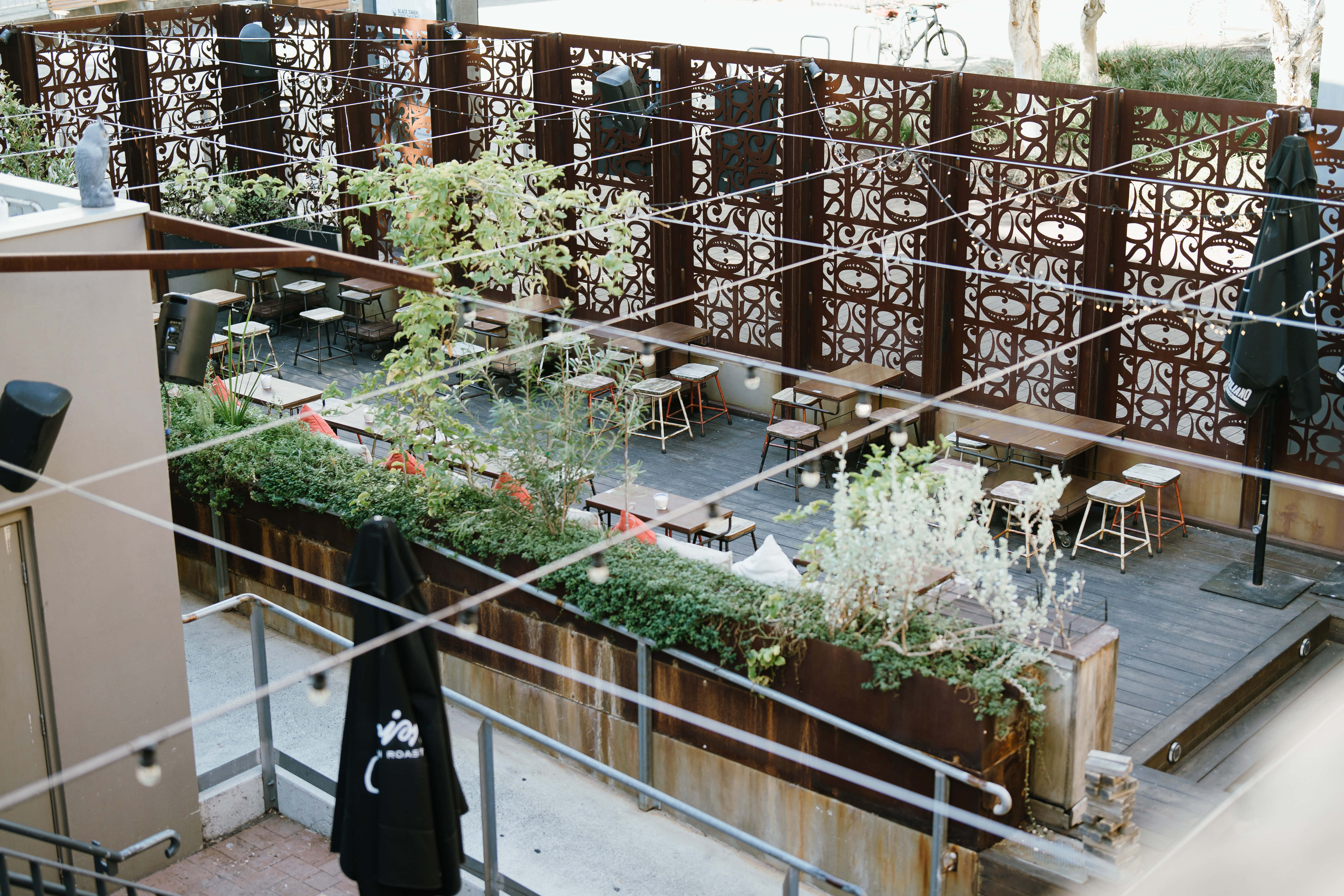 Main Bar / The Deck / Courtyard 5