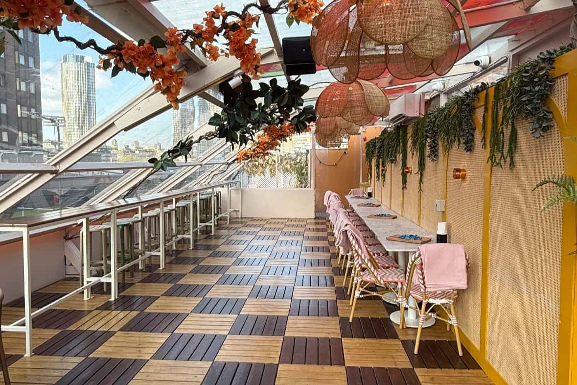 Circe's Corner with additional shared space in Olympus Bar 1