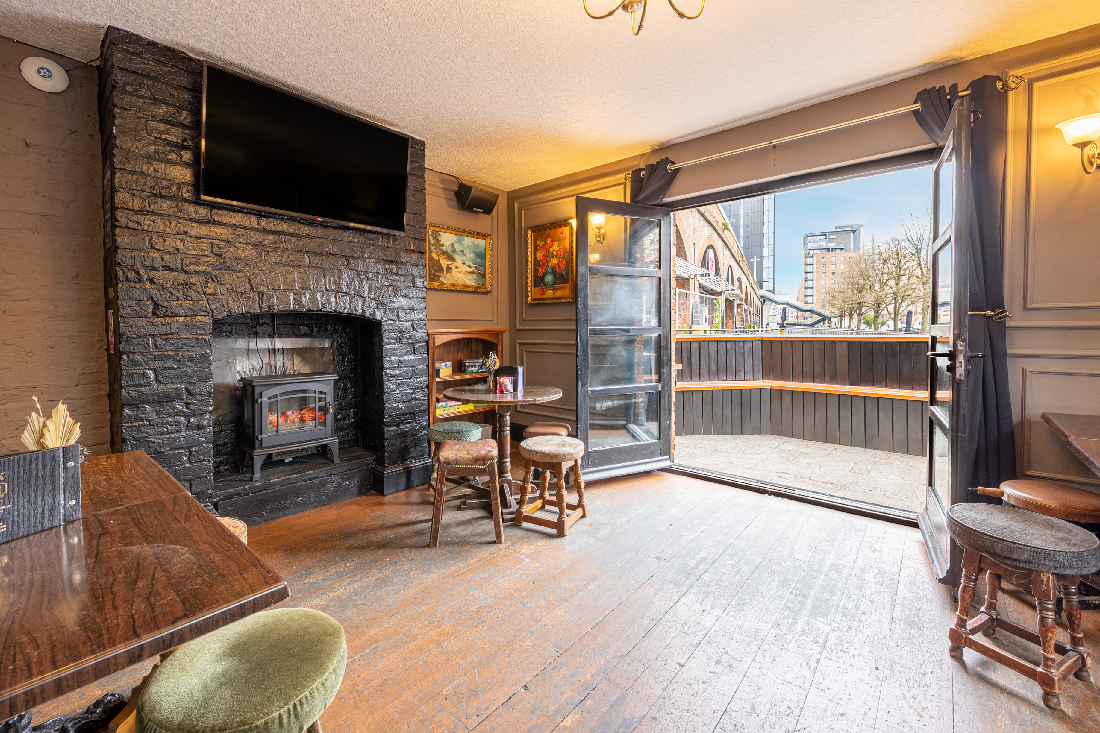 Reception Bar & Victorian Drinking Parlour 3