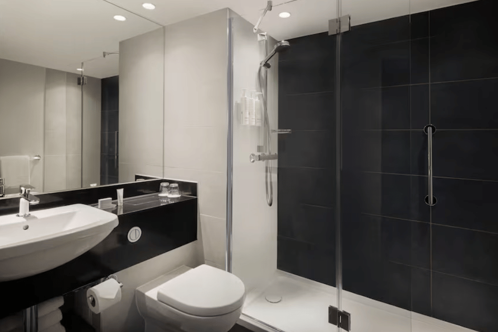 Deluxe Guest Bedroom 4