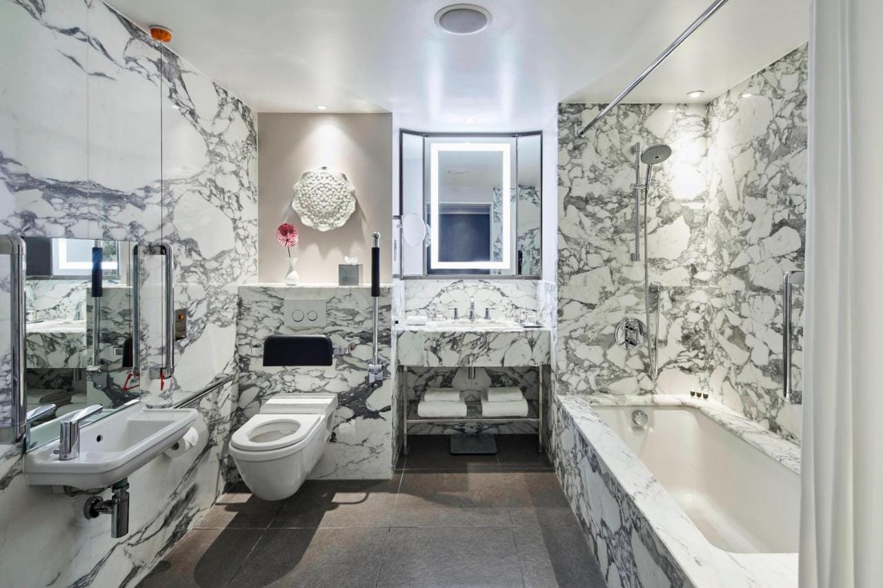 1 King Bed, Deluxe Guest Room 2