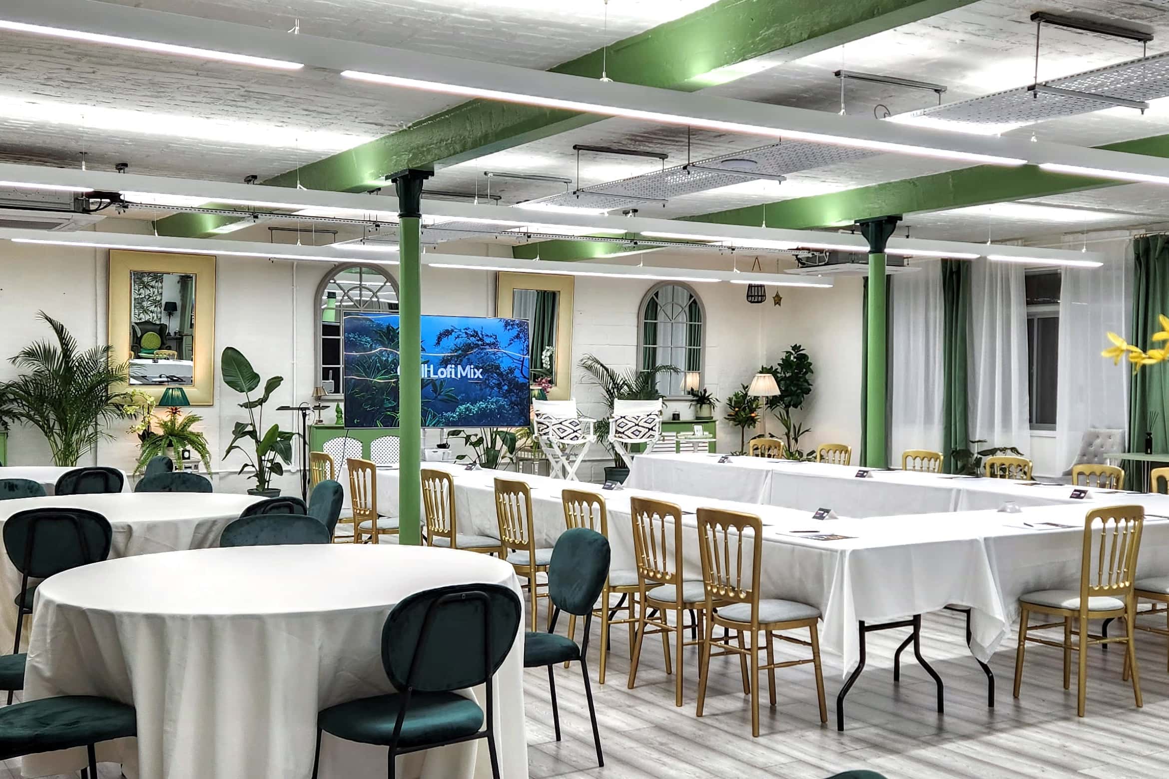 The New White Loft and the Palm Room 10