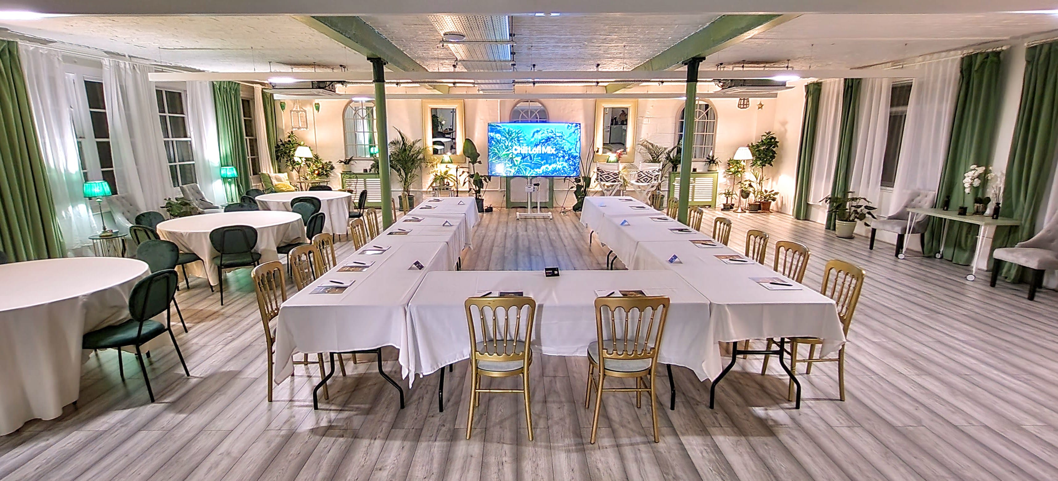 The New White Loft and the Palm Room 34