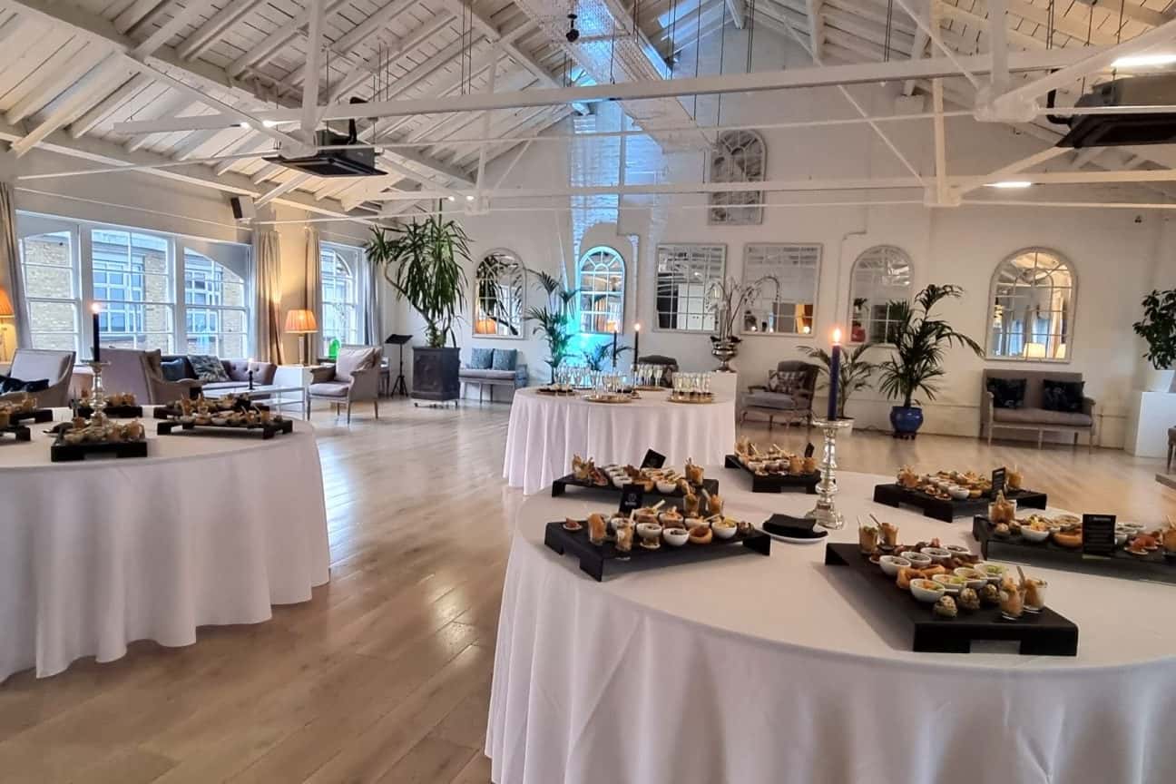 The New White Loft and the Palm Room 9