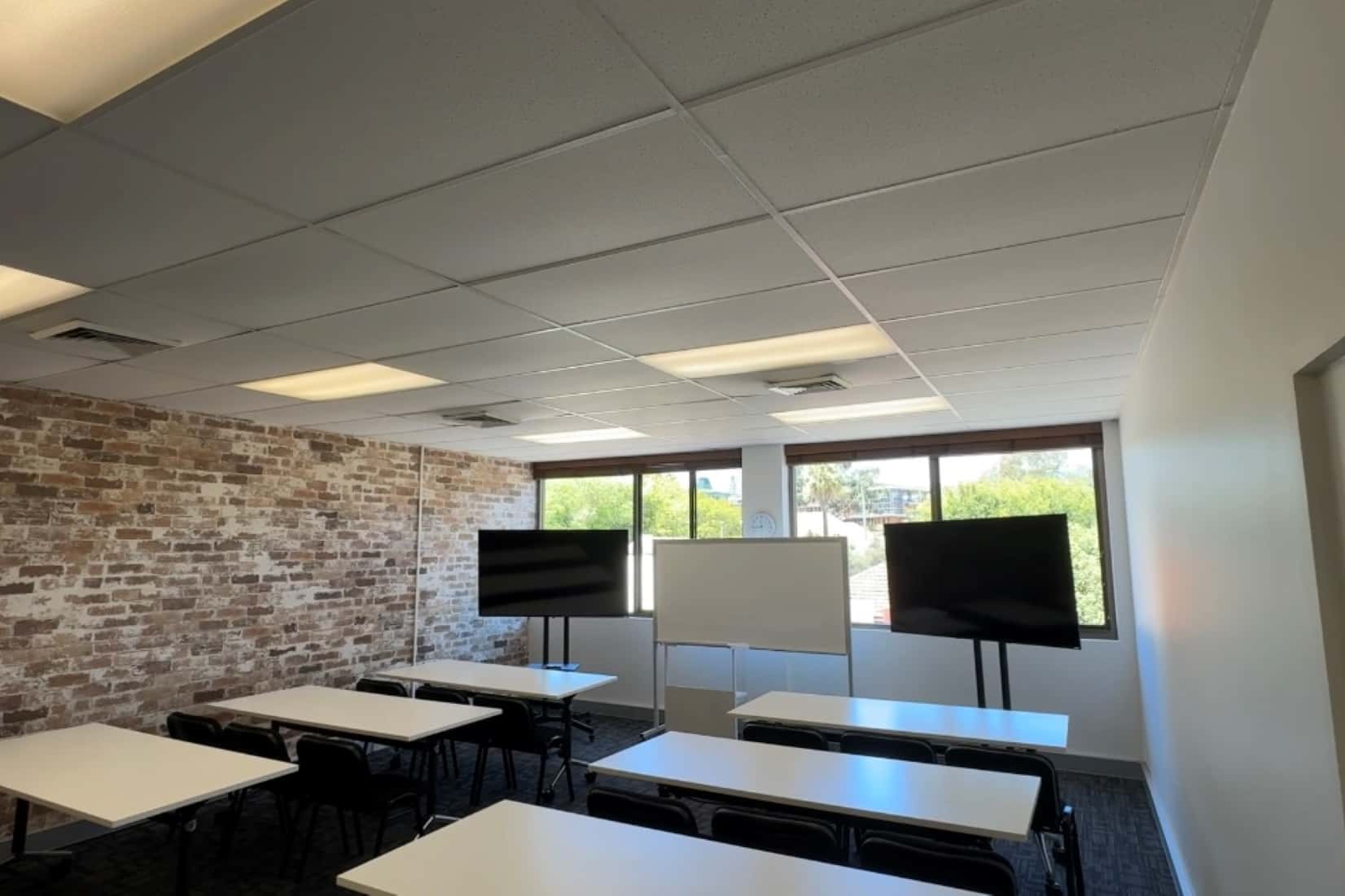 Longreach Room - Flexible Office Space for Short-Term Hire 3
