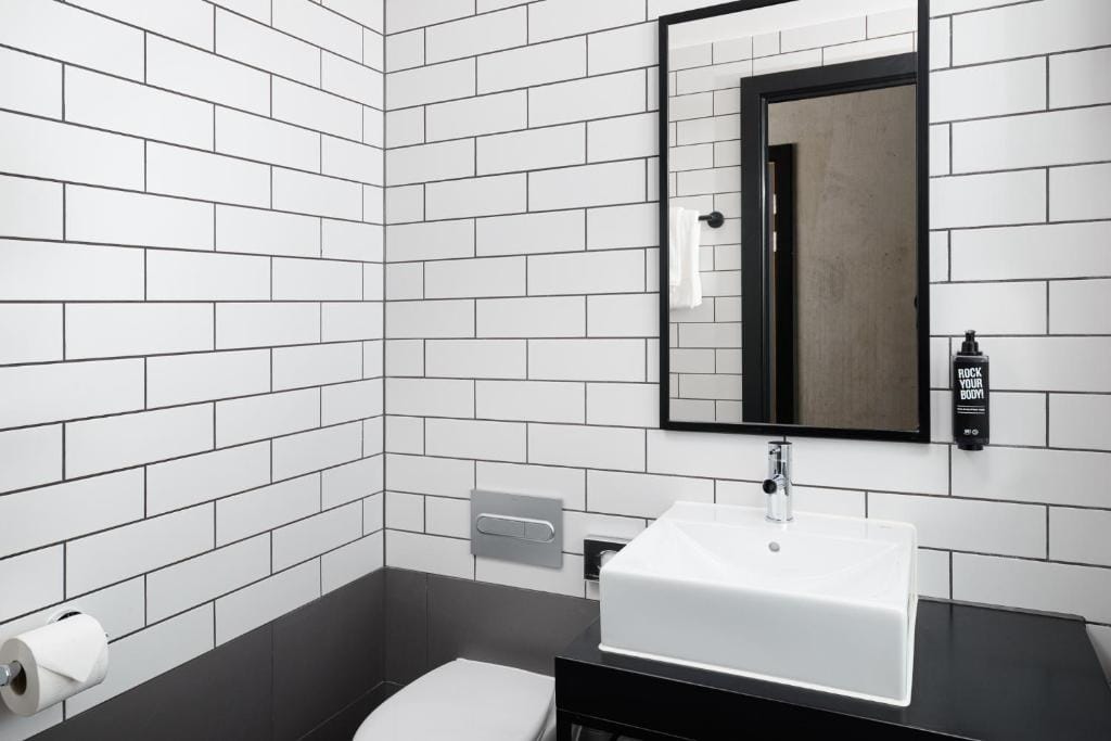 Standard Double Room with En Suite 3