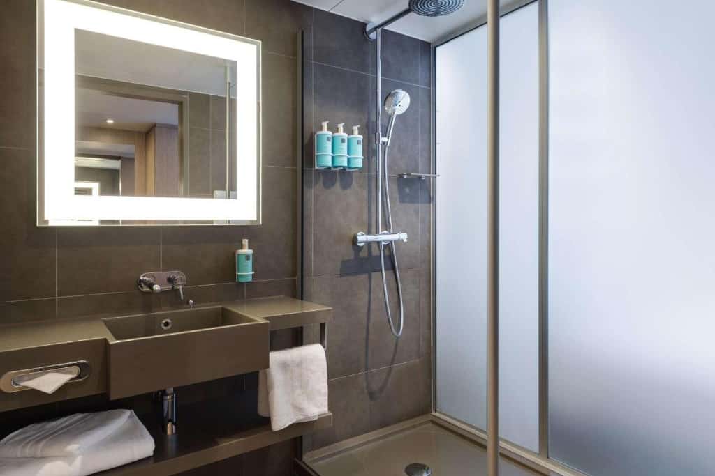 Premium Queen Room with sofa bed 4