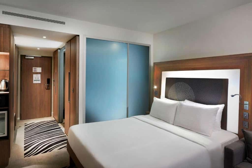 Premium Queen Room with sofa bed 3