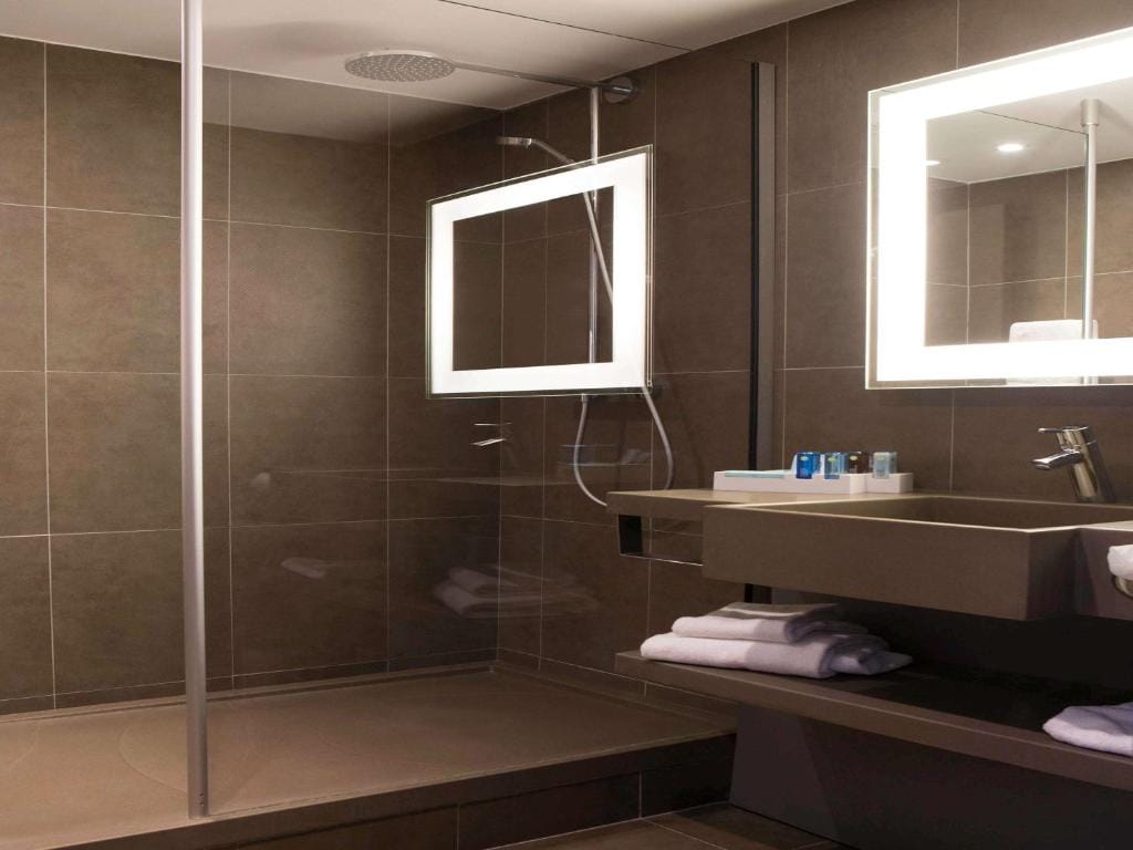 Superior Room with 1 Queen Bed + 1 Sofa Bed 4