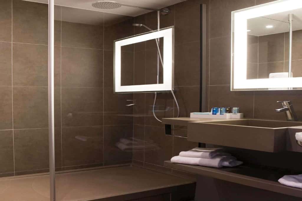 Superior Room with 1 Queen Bed + 1 Sofa Bed 4